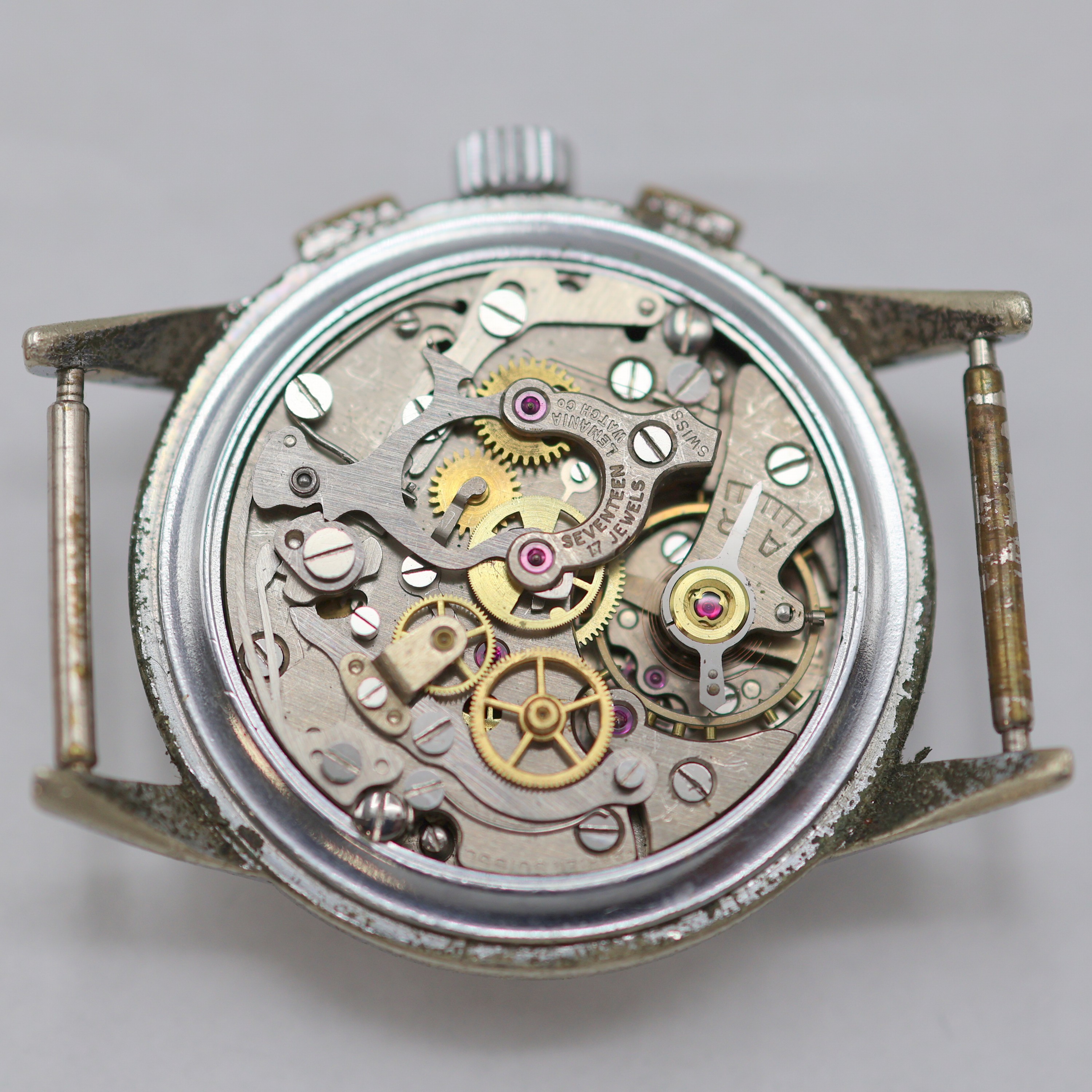Detail d: UTI / LEMANIA 105 Armbandchronograph im verchromten Gehäuse, Schweiz um 1950, Handaufzug, 3-tlg. Geh. ber., Glasrand u. Stahlboden aufgedr., silb. ...