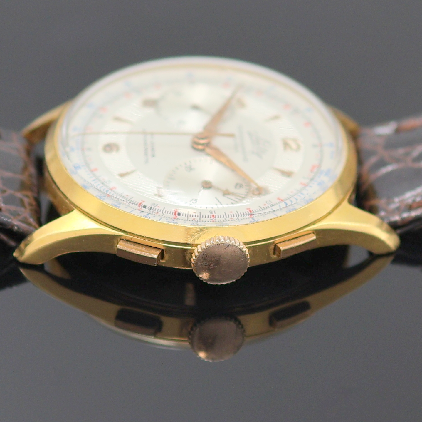 Detail c: SULLY Chronographe Suisse vergoldeter Armbandchronograph, Schweiz um 1945, Handaufzug, 3-tlg. Geh., Glasrand u. Stahlboden aufgedr., silb. ...