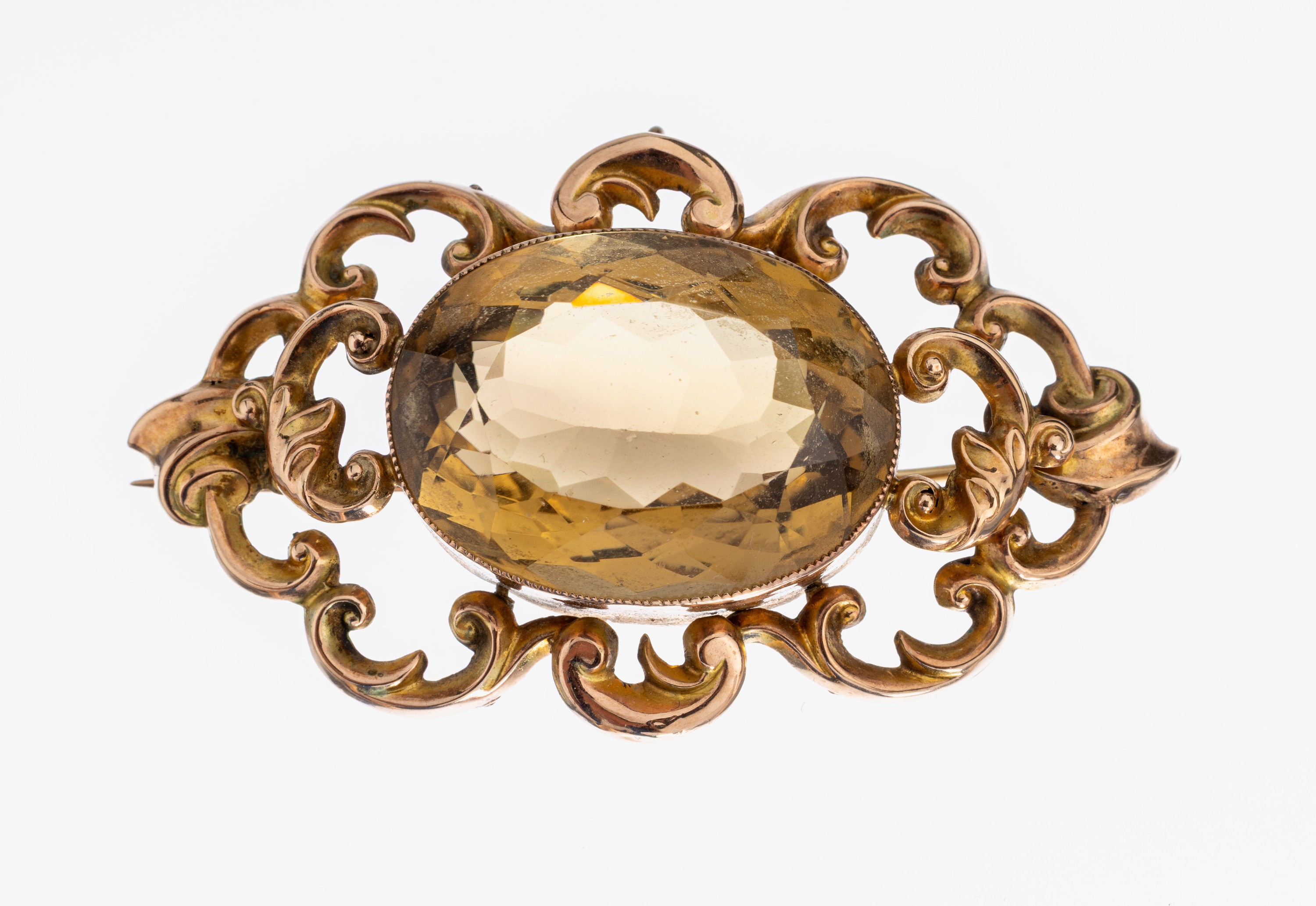 8 kt Gold Rauchquarz-Brosche, um 1890, GG 333/000 gepr., Fassung aus Rocaillen und Voluten, mittig ovalfacett. Rauchquarz ca. 55.0 ct, ca. 6.4 x 3.6 ...