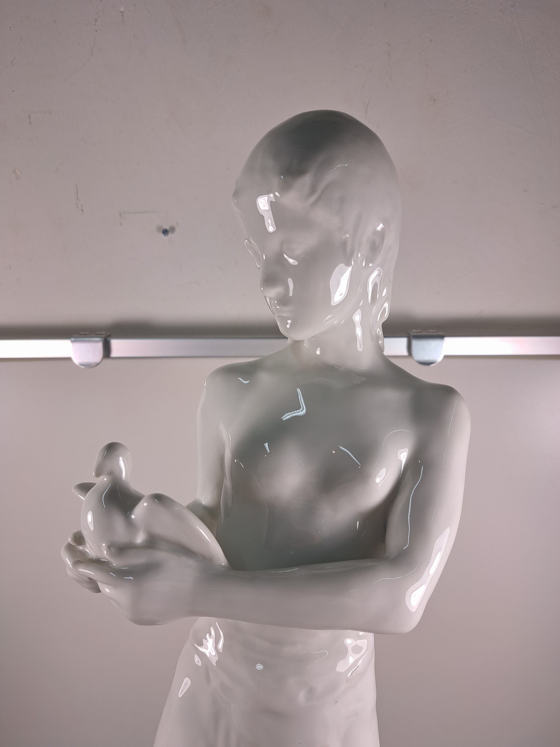 Detail b: Große Porzellanfigur "Die Unschuld", Rosenthal, Entw. Richard Scheibe (1879-1964), Junge Frau mit Tuch um die Hüfte, eine Taube in der ...