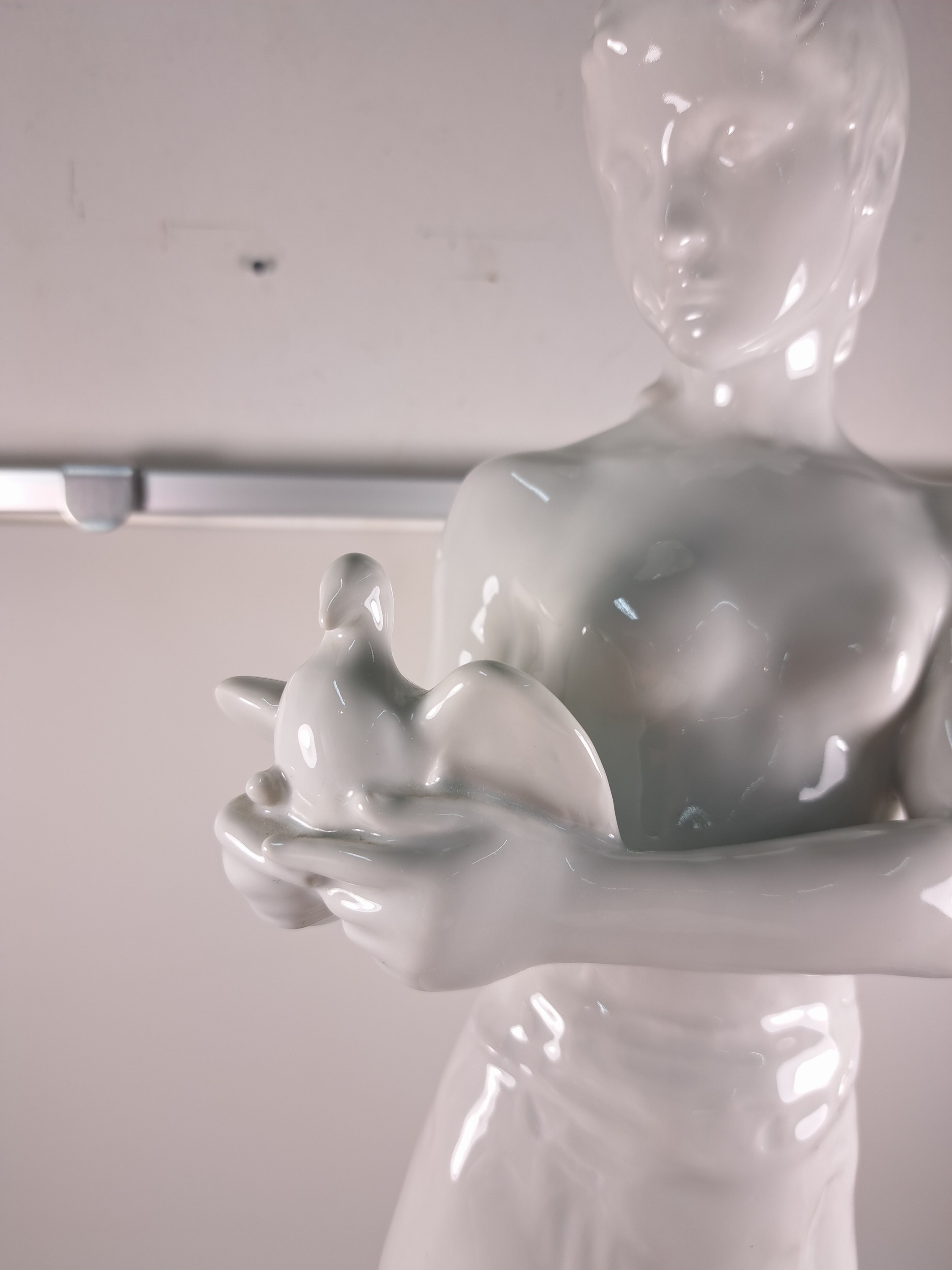 Detail c: Große Porzellanfigur "Die Unschuld", Rosenthal, Entw. Richard Scheibe (1879-1964), Junge Frau mit Tuch um die Hüfte, eine Taube in der ...