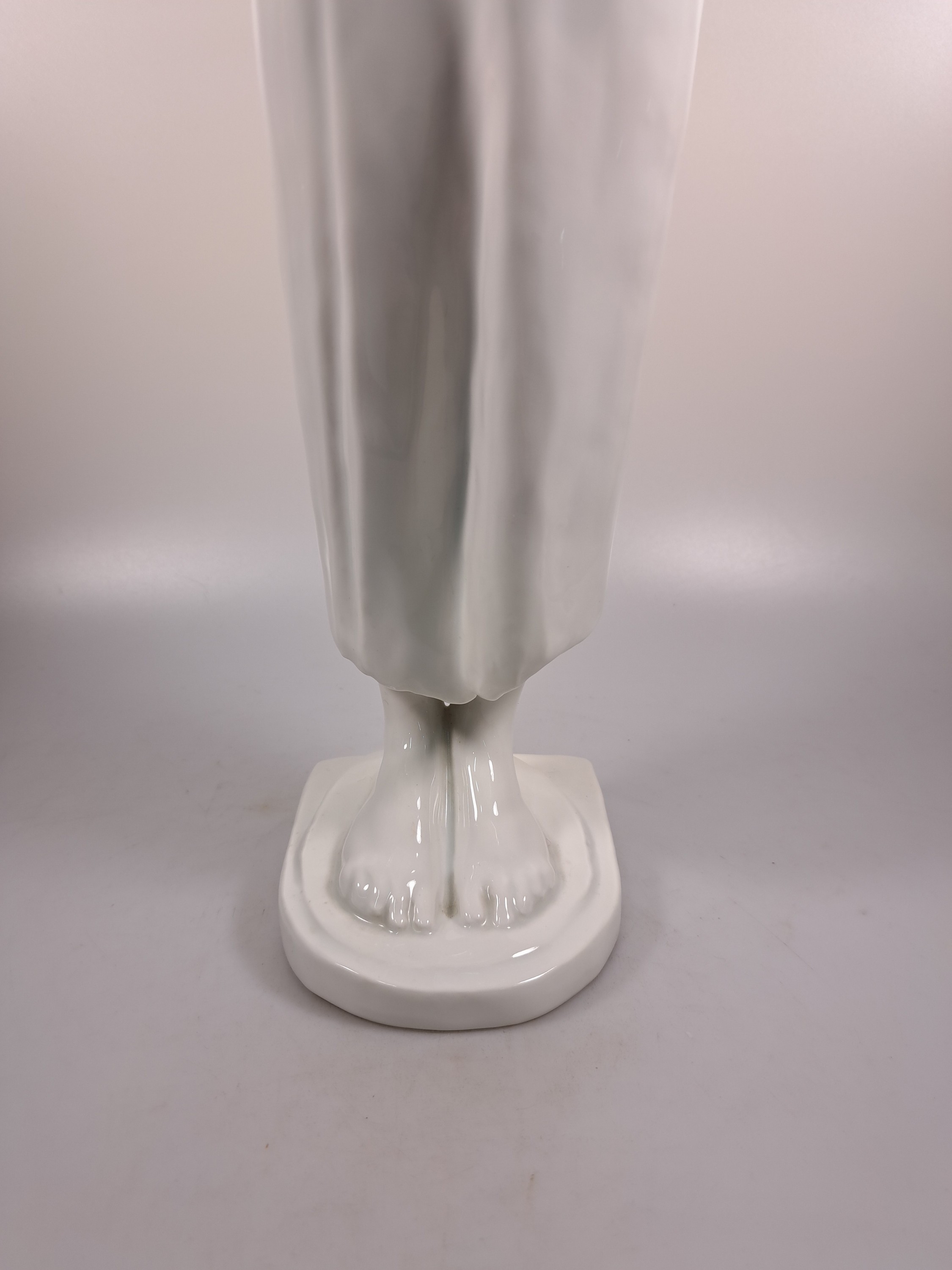 Detail d: Große Porzellanfigur "Die Unschuld", Rosenthal, Entw. Richard Scheibe (1879-1964), Junge Frau mit Tuch um die Hüfte, eine Taube in der ...