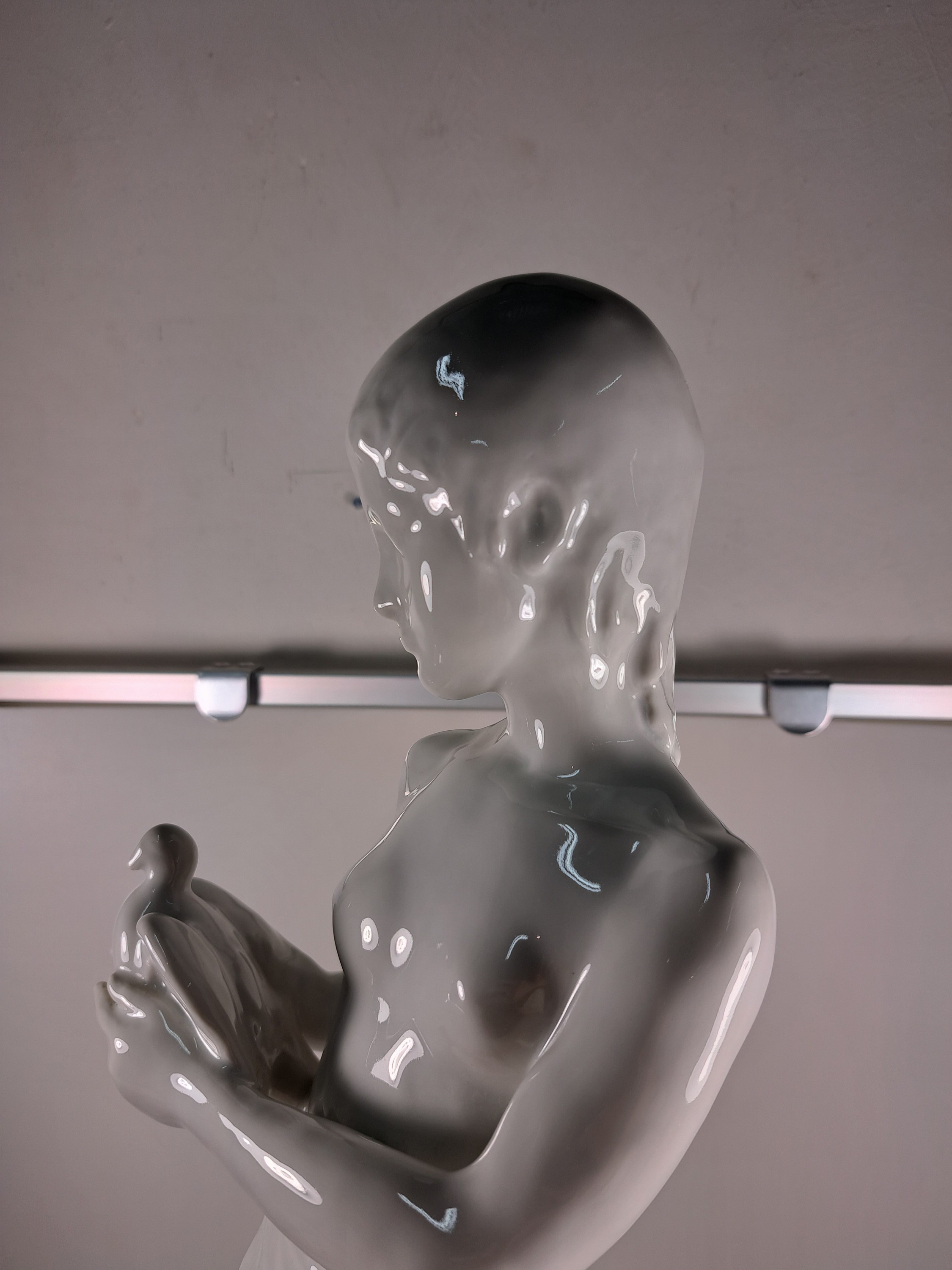 Detail e: Große Porzellanfigur "Die Unschuld", Rosenthal, Entw. Richard Scheibe (1879-1964), Junge Frau mit Tuch um die Hüfte, eine Taube in der ...