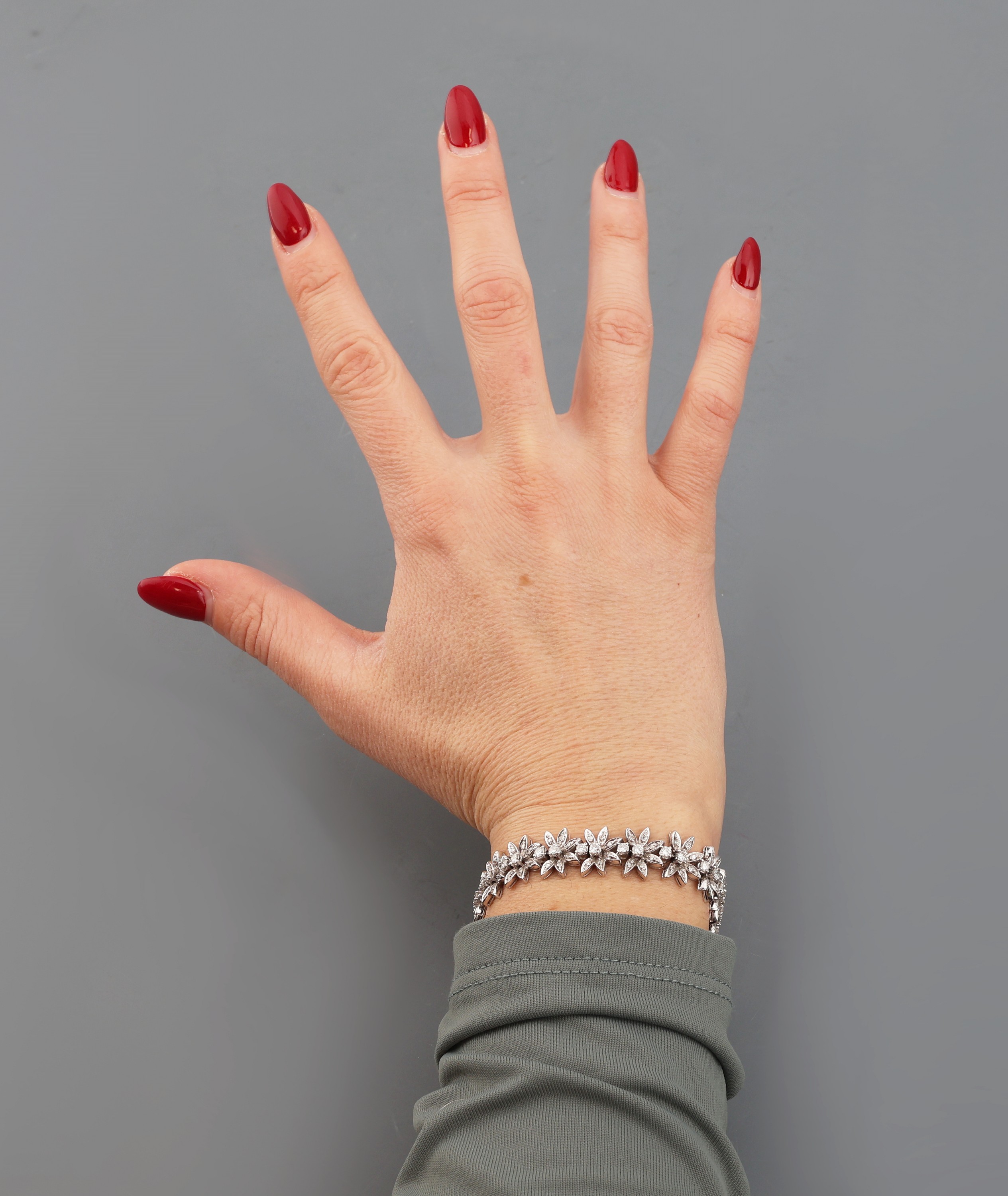 Detail d: 18 kt Gold Diamant-Armband, WG 750/000 gepr., 40 Brillanten und 120 8/8-Diamanten zus. ca. 2.60 ct Weiß/vs-si, L. ca. 18 cm, Kastenschloss mit ...