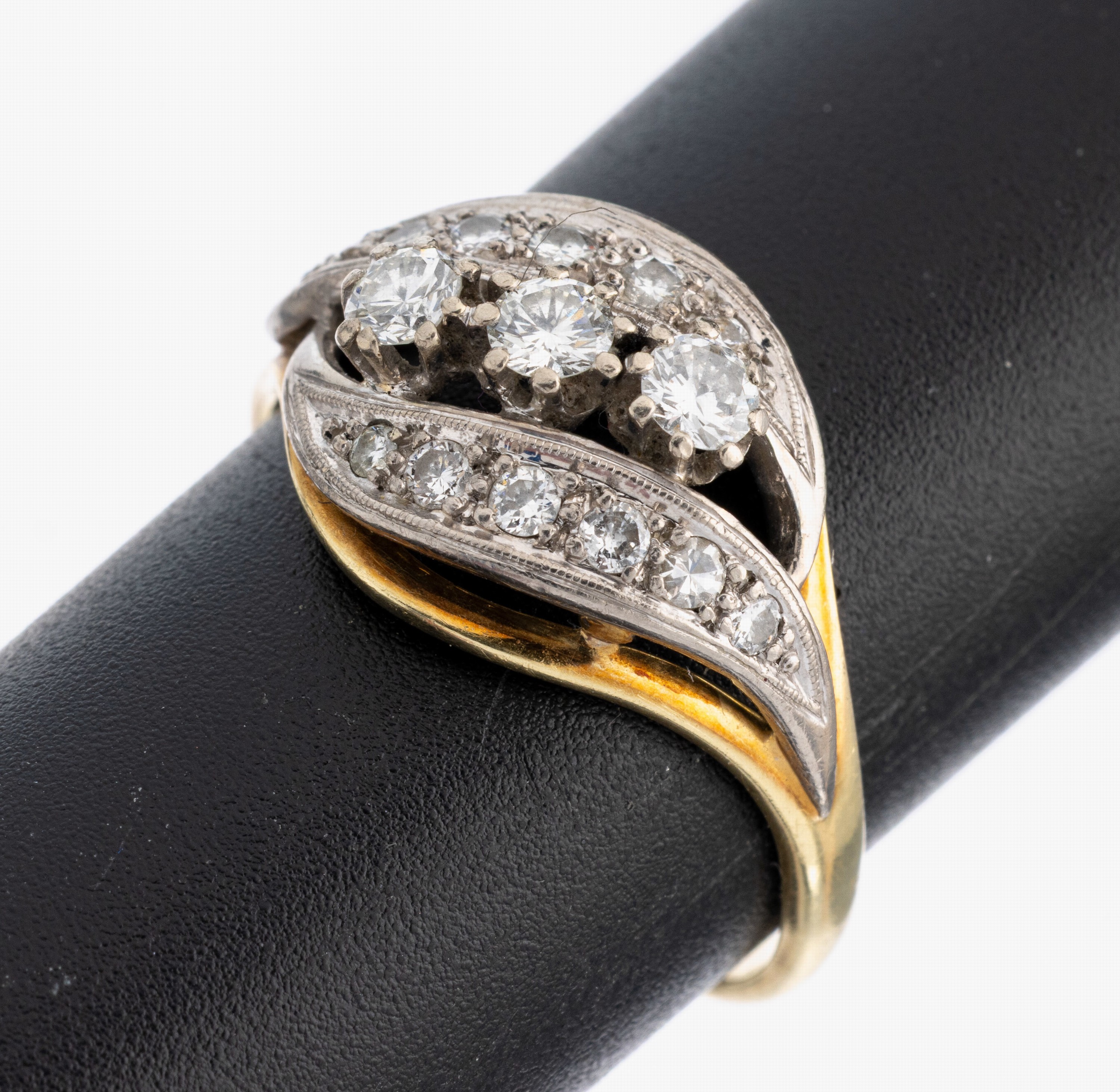 14 kt Gold Diamant-Ring, GG/WG 585/000, 3 erhaben gefasste Brillanten zus. ca. 0.30 ct Weiß/si, 11 Brillanten und 1 8/8-Diamant (sek.) zus. ca. ...