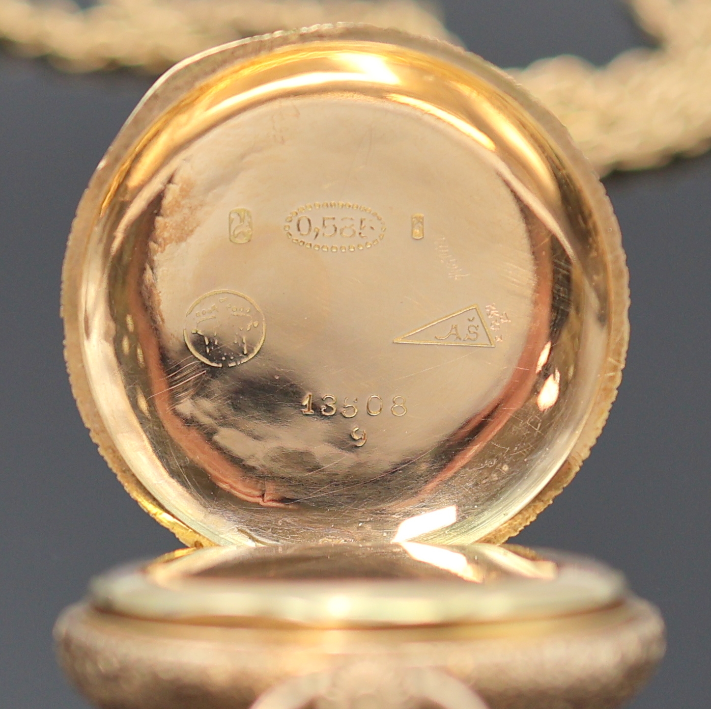 Detail d: Kleine Damensavonette in GG 585/000, Schweiz um 1910, grav. 3-Deckel Goldgeh. dell., Emailzifferbl. m. arab. Zahlen, gold. Zeiger, verg. ...