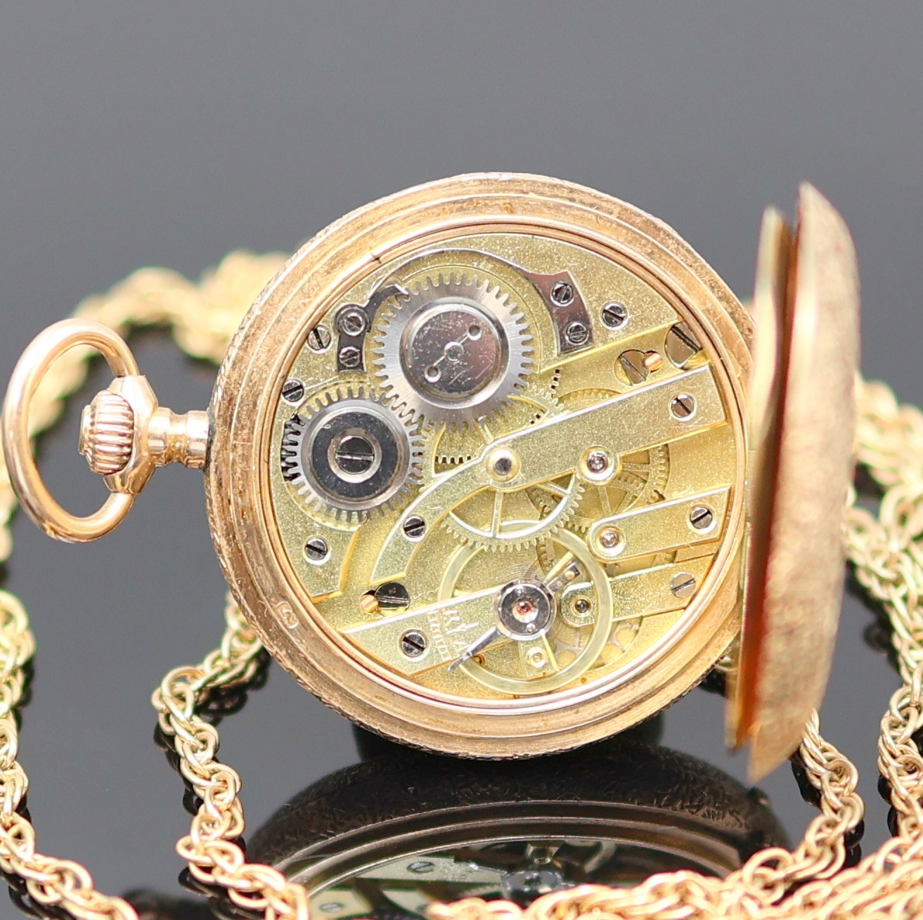 Detail e: Kleine Damensavonette in GG 585/000, Schweiz um 1910, grav. 3-Deckel Goldgeh. dell., Emailzifferbl. m. arab. Zahlen, gold. Zeiger, verg. ...