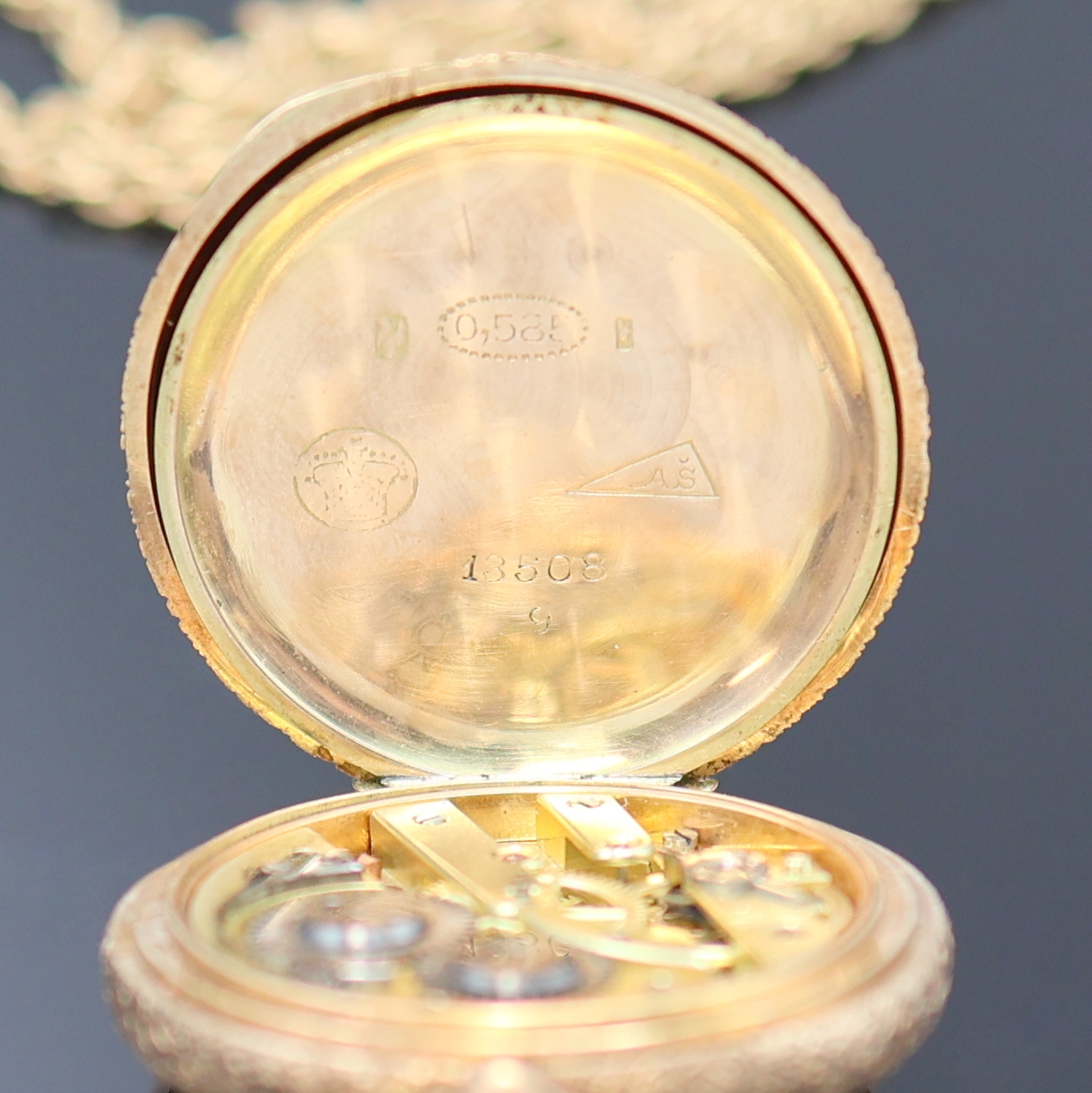 Detail f: Kleine Damensavonette in GG 585/000, Schweiz um 1910, grav. 3-Deckel Goldgeh. dell., Emailzifferbl. m. arab. Zahlen, gold. Zeiger, verg. ...