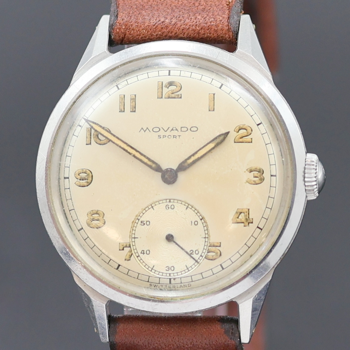 Detail a: MOVADO Sport Herrenarmbanduhr in Stahl Referenz 18126, Schweiz um 1950, Handaufzug, verschr. F. BORGEL Geh., orig. Krone, silb. Zifferbl. m. arab. ...