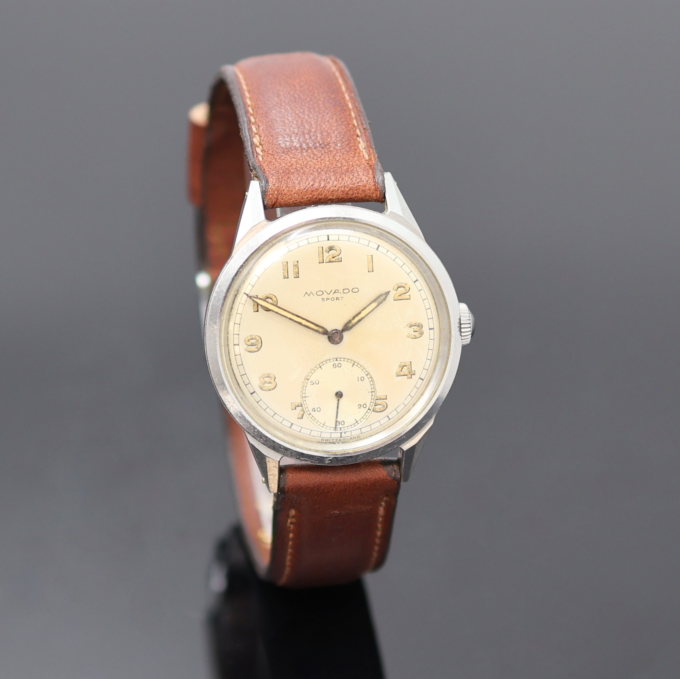 Detail b: MOVADO Sport Herrenarmbanduhr in Stahl Referenz 18126, Schweiz um 1950, Handaufzug, verschr. F. BORGEL Geh., orig. Krone, silb. Zifferbl. m. arab. ...