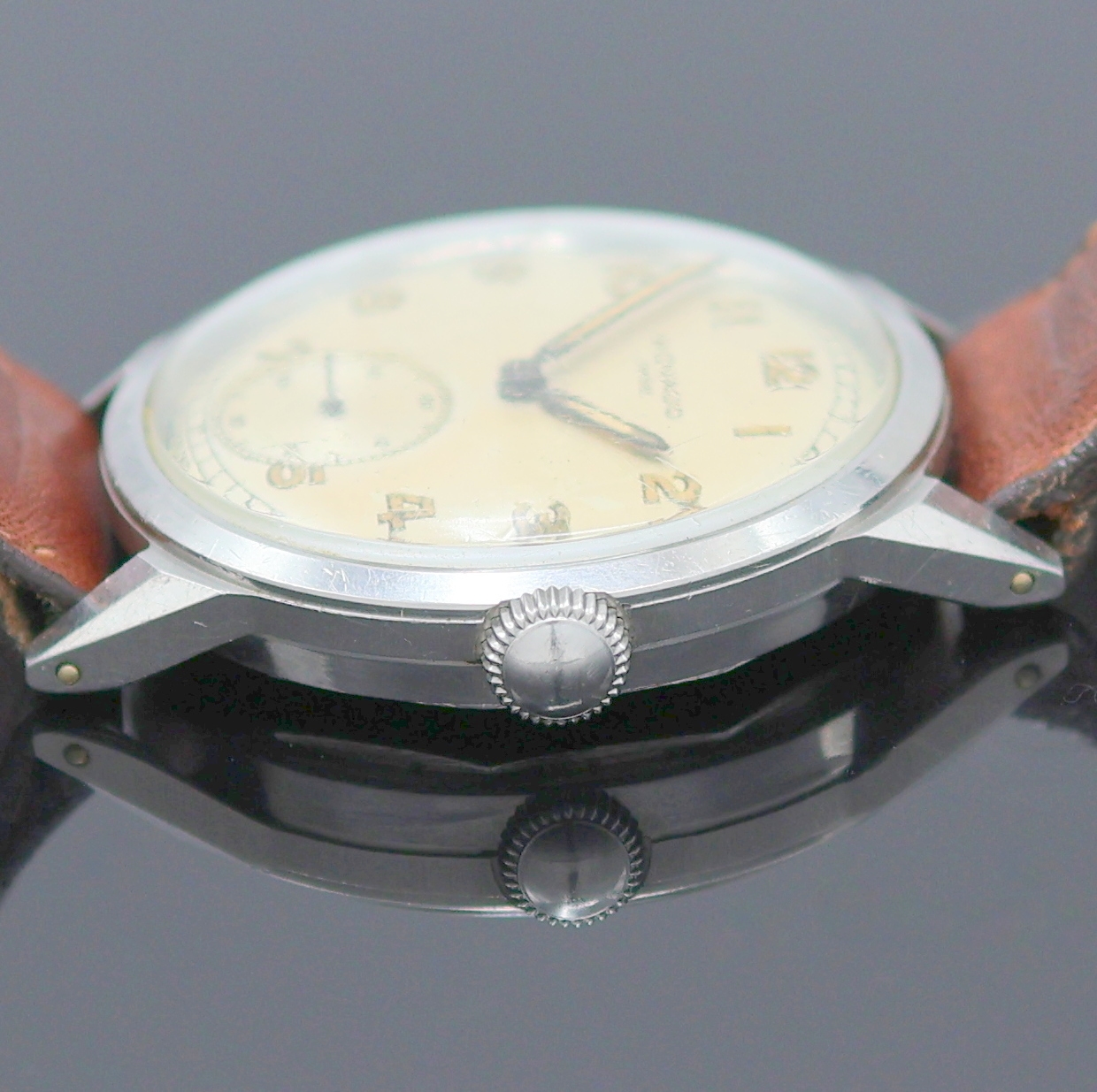 Detail d: MOVADO Sport Herrenarmbanduhr in Stahl Referenz 18126, Schweiz um 1950, Handaufzug, verschr. F. BORGEL Geh., orig. Krone, silb. Zifferbl. m. arab. ...