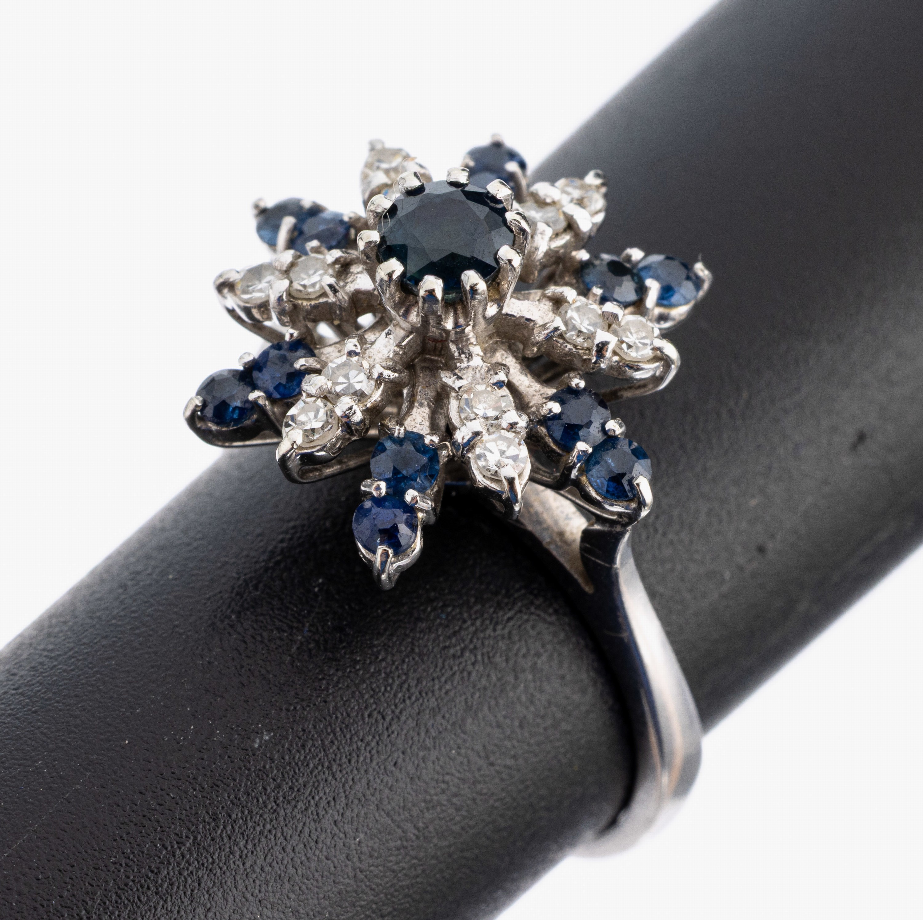 18 kt Gold Saphir-Diamant-Ring, WG 750/000,13 rundfacett. Saphire zus. ca. 0.70 ct, 12 8/8-Diamanten zus. ca. 0.18 ct Weiß/si, RW 53, ca. 5.0 g