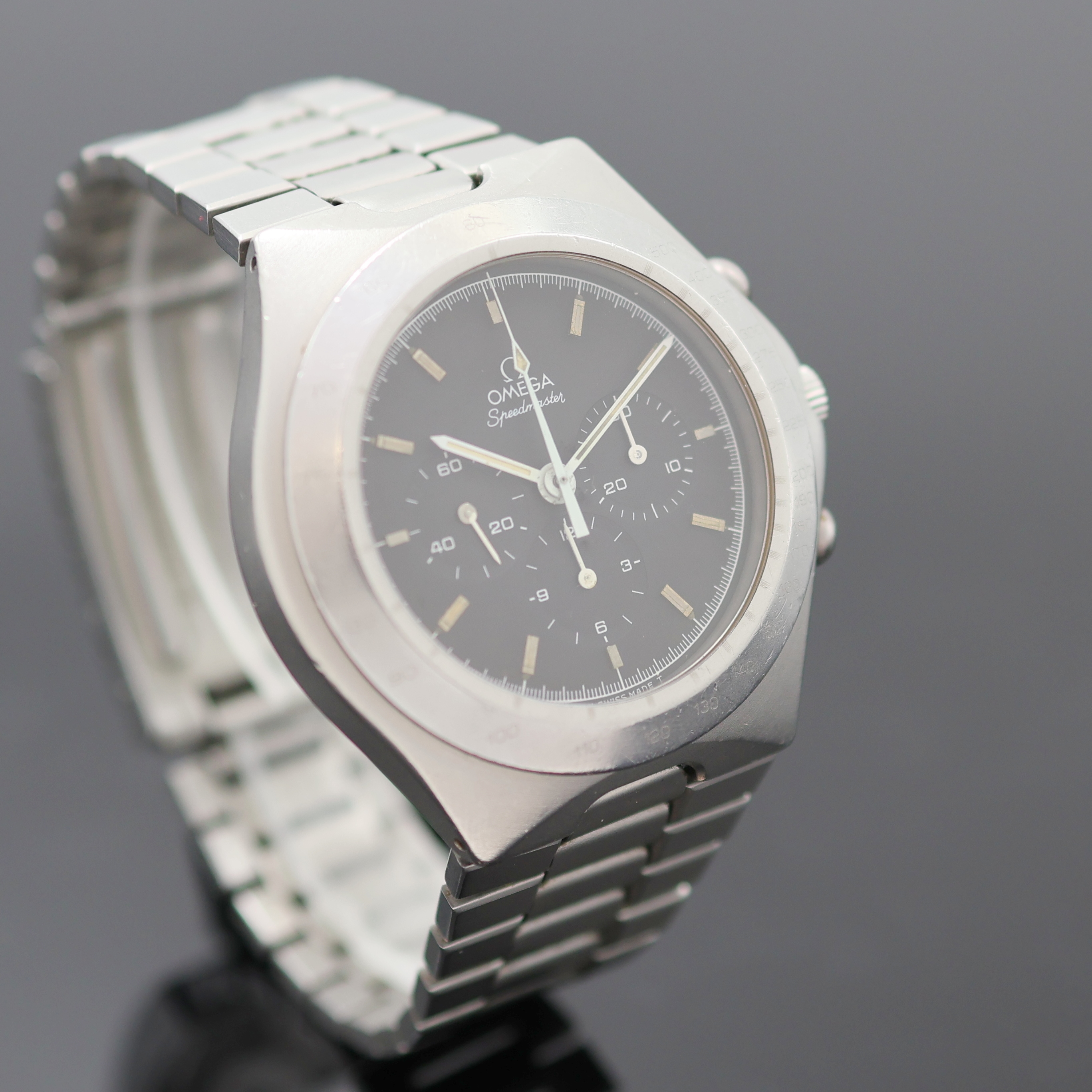 Detail b: OMEGA Speedmaster Armbandchronograph Referenz 1450040 in Stahl/Stahlband, Schweiz um 1983, Handaufzug, mattiertes Geh. m. integr. Band, Boden m. ...
