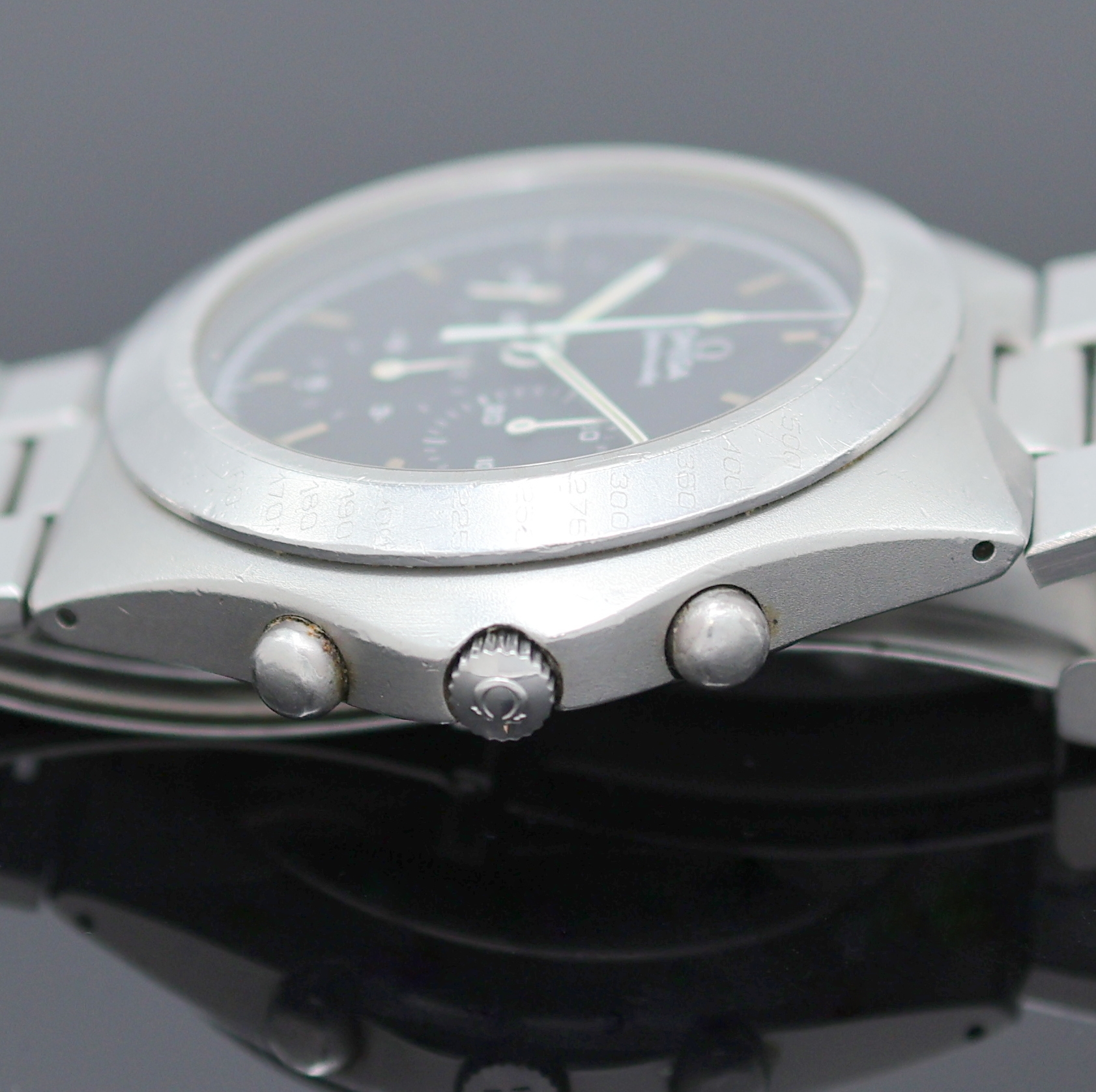 Detail d: OMEGA Speedmaster Armbandchronograph Referenz 1450040 in Stahl/Stahlband, Schweiz um 1983, Handaufzug, mattiertes Geh. m. integr. Band, Boden m. ...