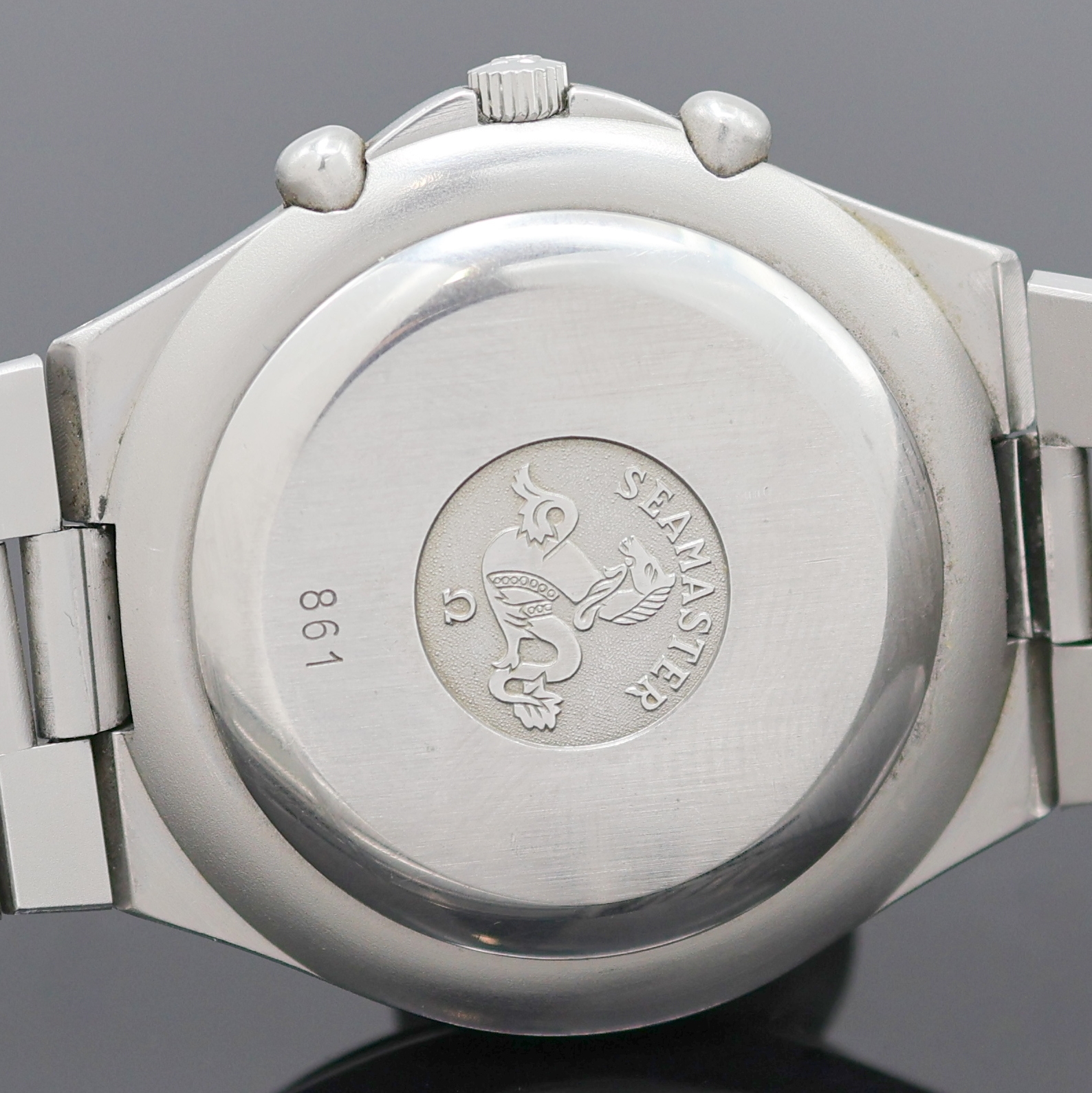 Detail e: OMEGA Speedmaster Armbandchronograph Referenz 1450040 in Stahl/Stahlband, Schweiz um 1983, Handaufzug, mattiertes Geh. m. integr. Band, Boden m. ...
