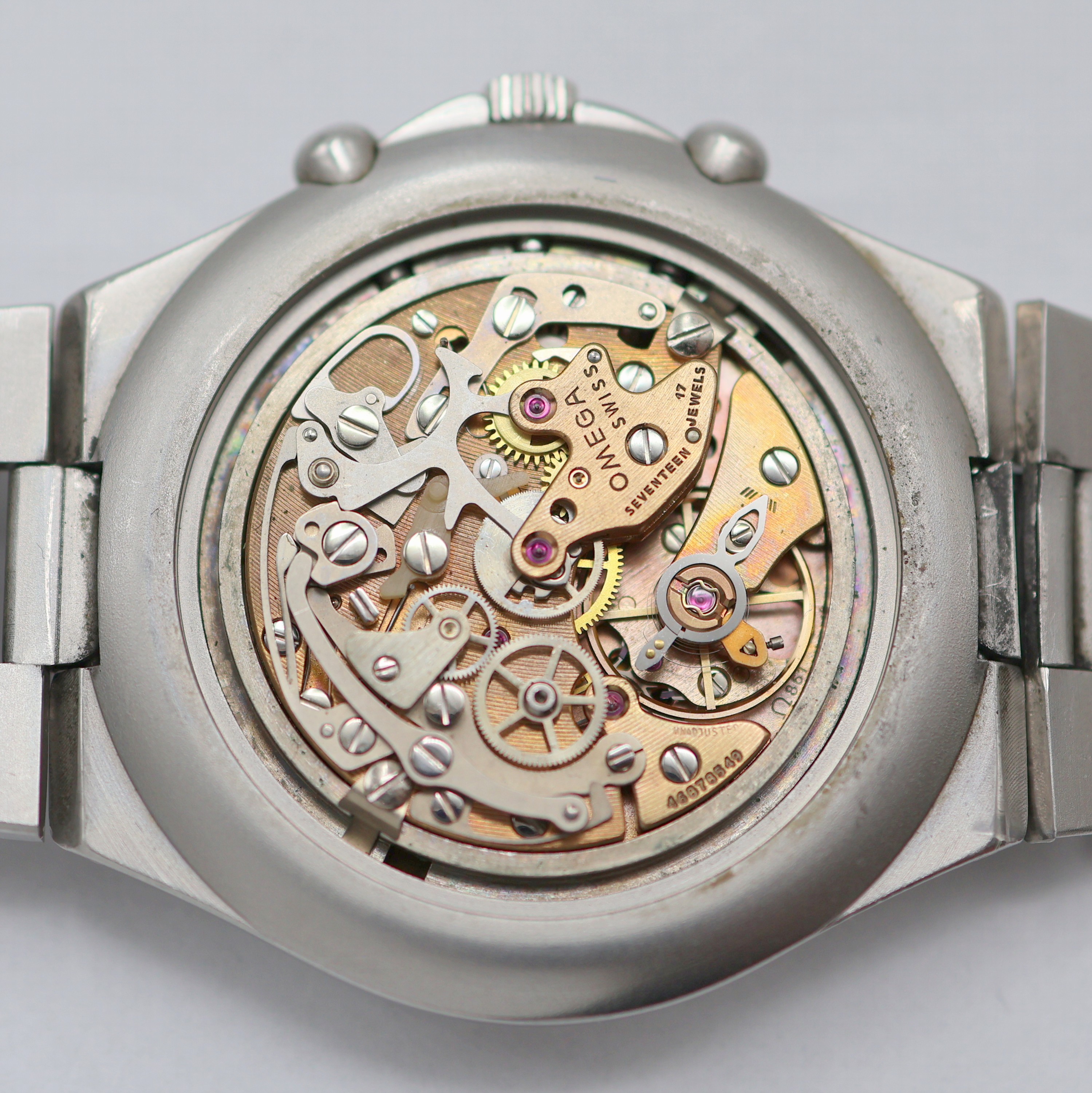 Detail f: OMEGA Speedmaster Armbandchronograph Referenz 1450040 in Stahl/Stahlband, Schweiz um 1983, Handaufzug, mattiertes Geh. m. integr. Band, Boden m. ...