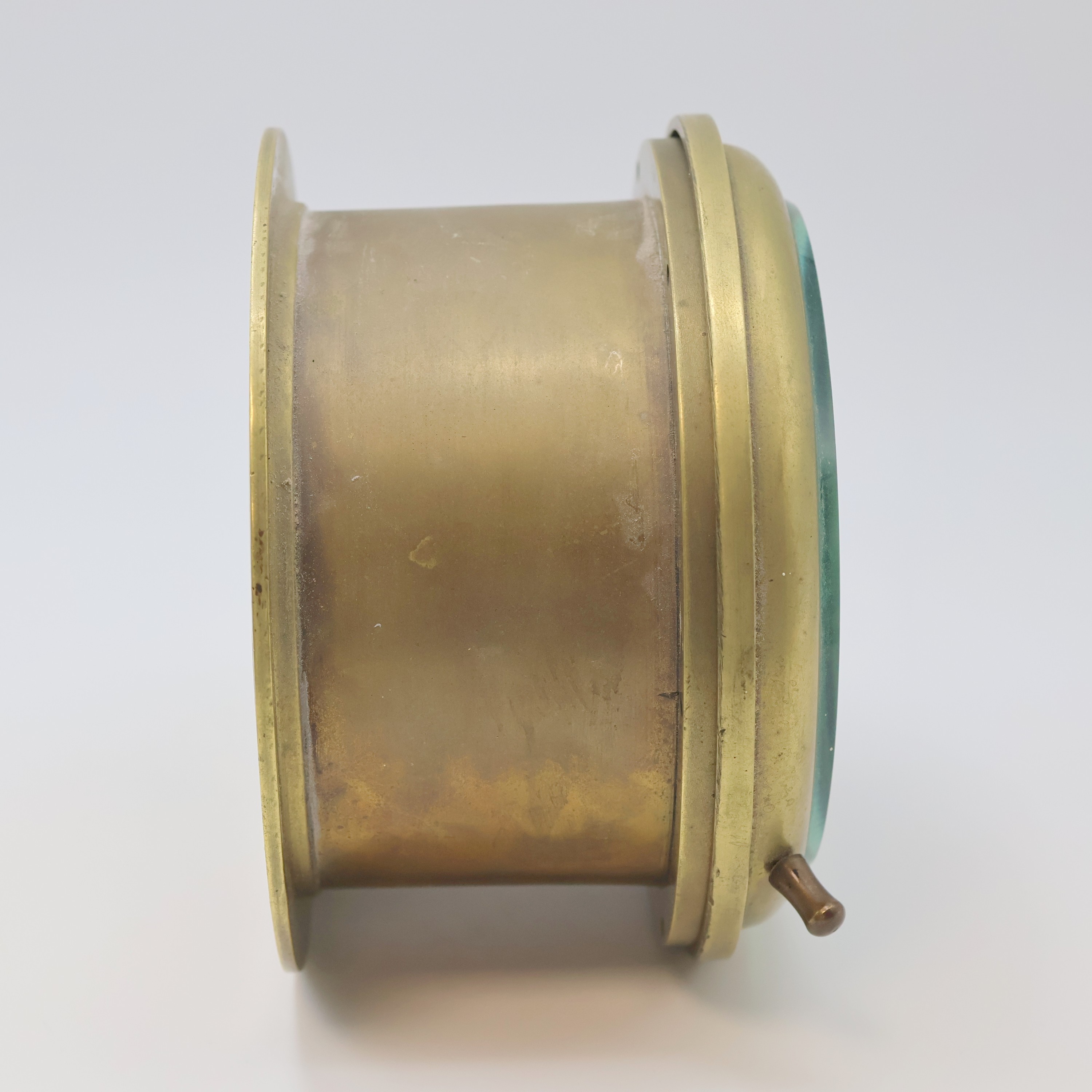 Detail b: SMITHS Schiffsuhr der britischen Marine im schweren Messinggehäuse, England um 1945, zylindrisches Geh., über facett-vergl. Lünette zu öffnen, ...