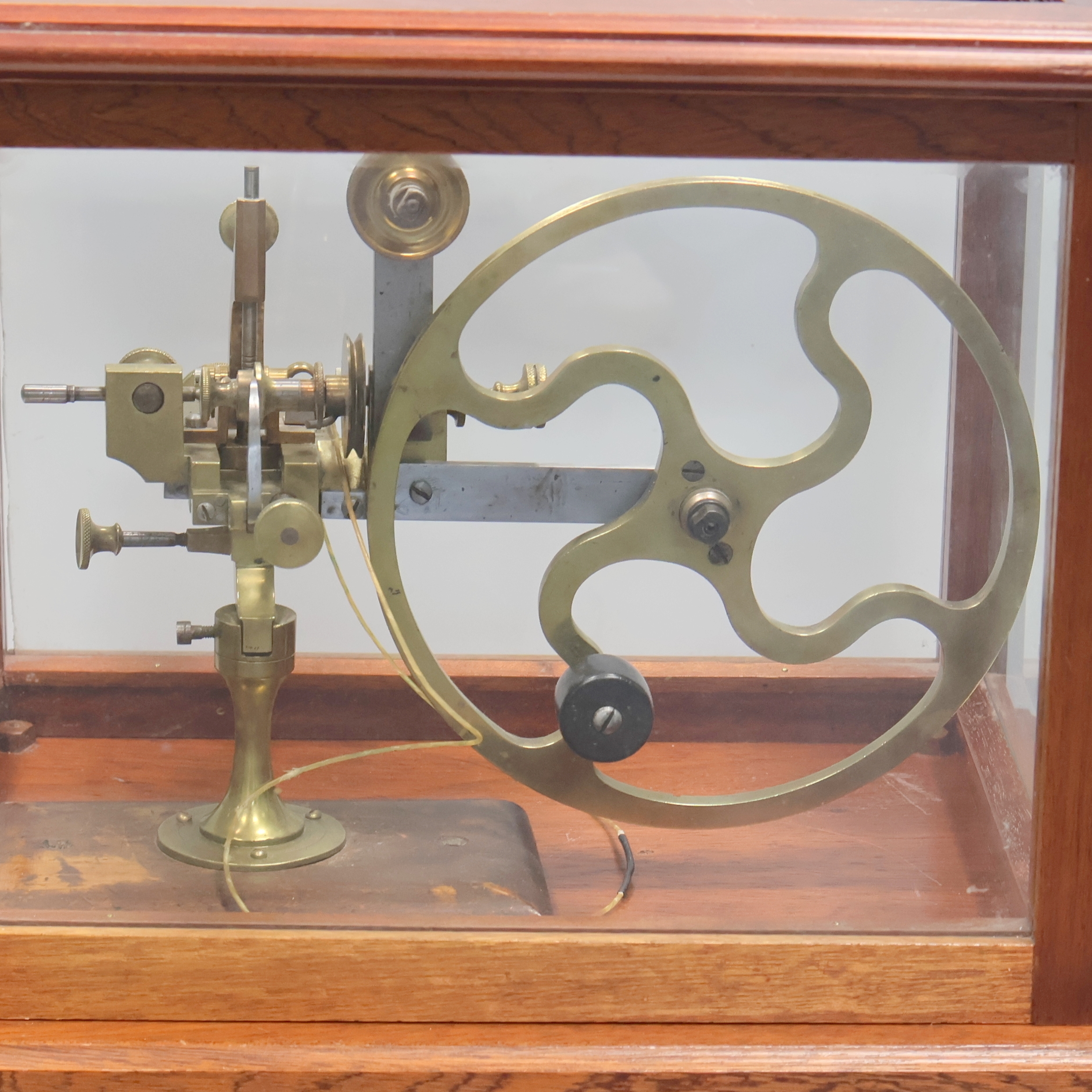 Detail a: Wälzmaschine mit aufwendigem späteren Glaskasten, um 1900, Messing-Maschine auf orig. Holzsockel, orig. Zubehör-Kasten m. Fräsern, Auflagen etc, ...