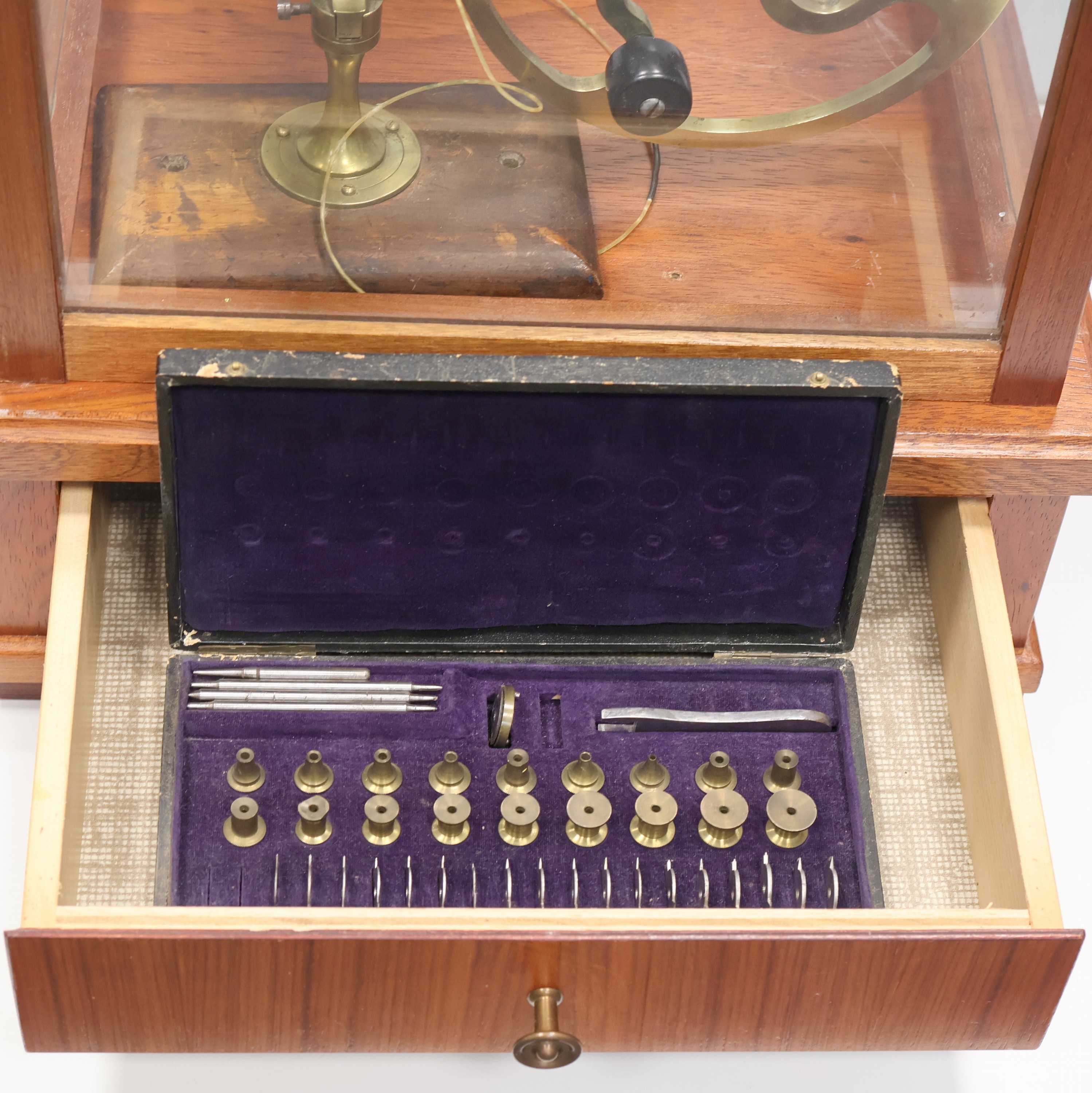 Detail b: Wälzmaschine mit aufwendigem späteren Glaskasten, um 1900, Messing-Maschine auf orig. Holzsockel, orig. Zubehör-Kasten m. Fräsern, Auflagen etc, ...