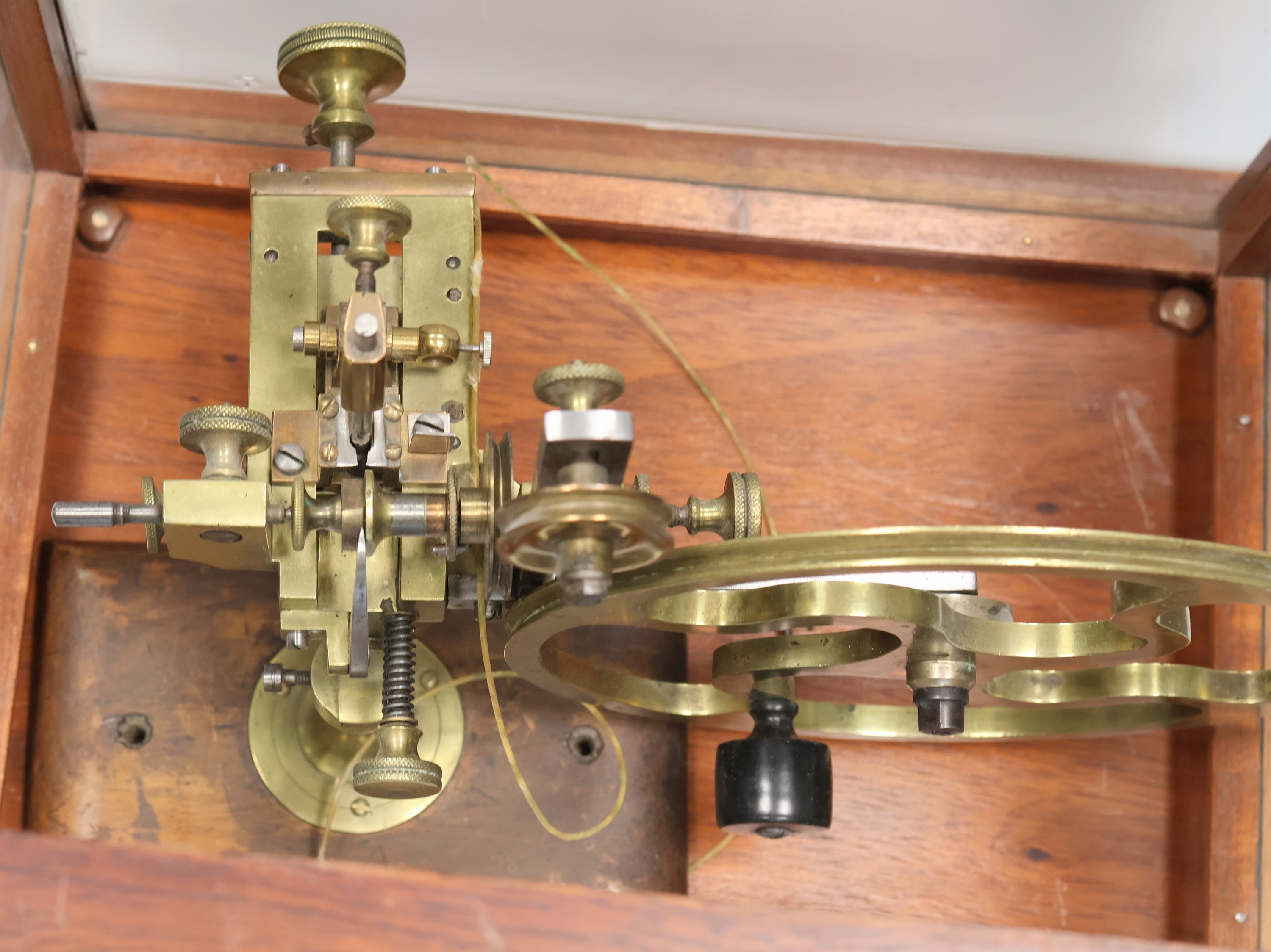 Detail c: Wälzmaschine mit aufwendigem späteren Glaskasten, um 1900, Messing-Maschine auf orig. Holzsockel, orig. Zubehör-Kasten m. Fräsern, Auflagen etc, ...