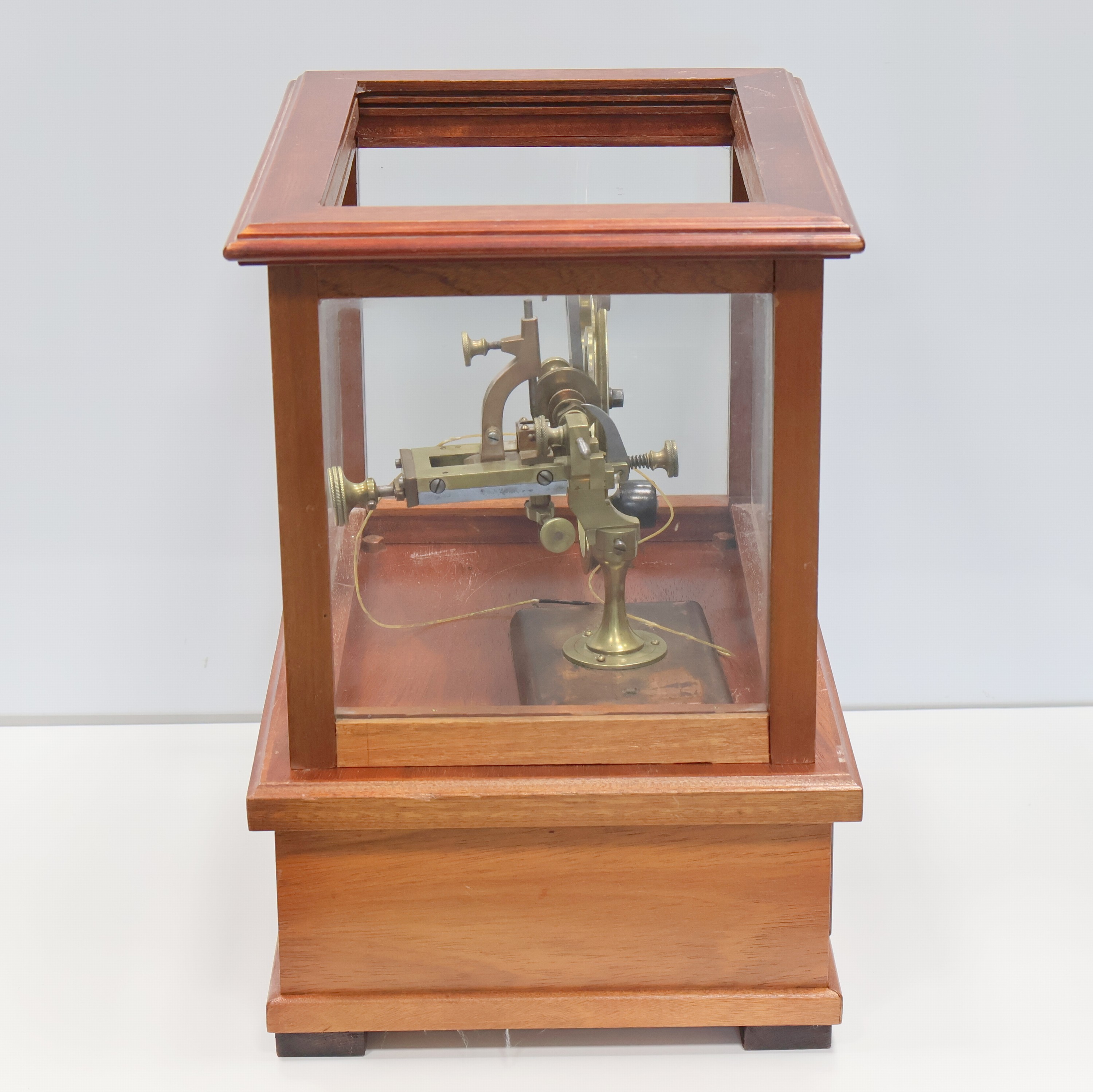 Detail d: Wälzmaschine mit aufwendigem späteren Glaskasten, um 1900, Messing-Maschine auf orig. Holzsockel, orig. Zubehör-Kasten m. Fräsern, Auflagen etc, ...