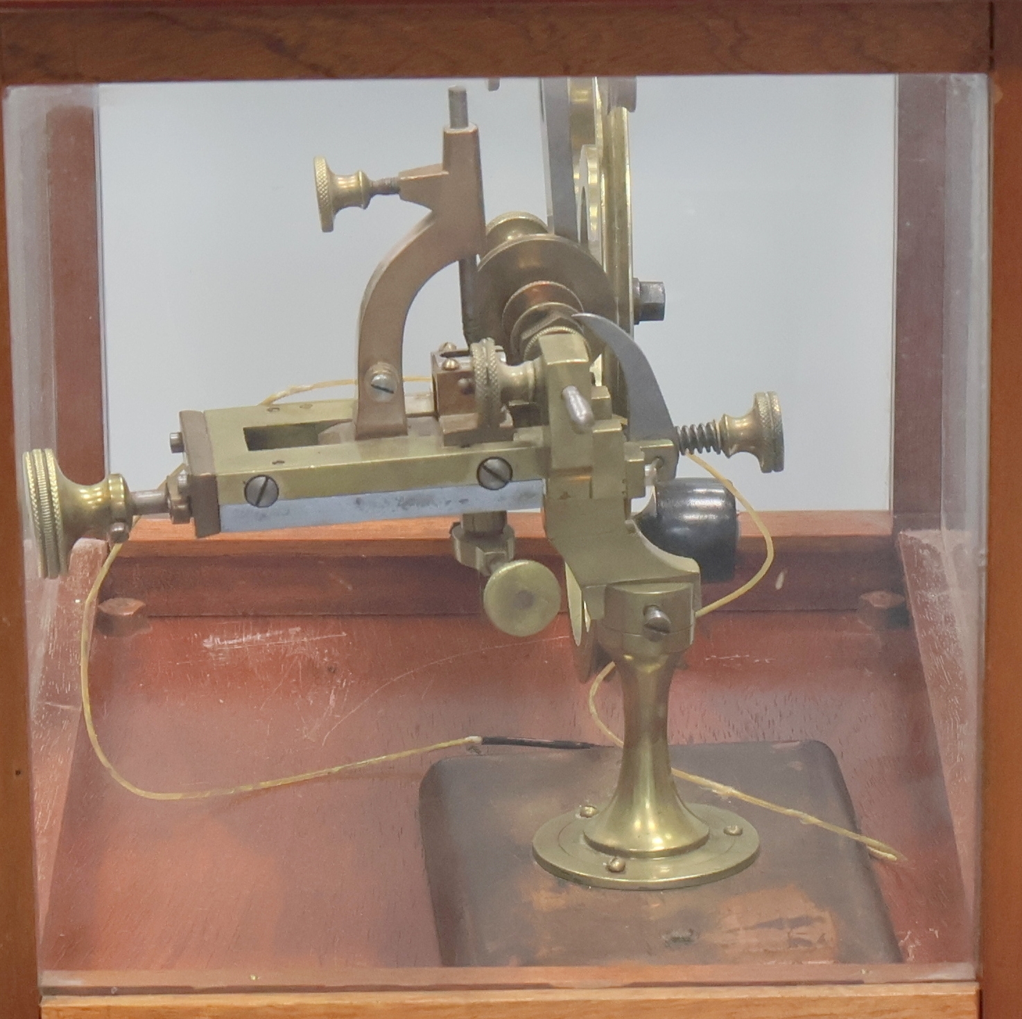 Detail e: Wälzmaschine mit aufwendigem späteren Glaskasten, um 1900, Messing-Maschine auf orig. Holzsockel, orig. Zubehör-Kasten m. Fräsern, Auflagen etc, ...