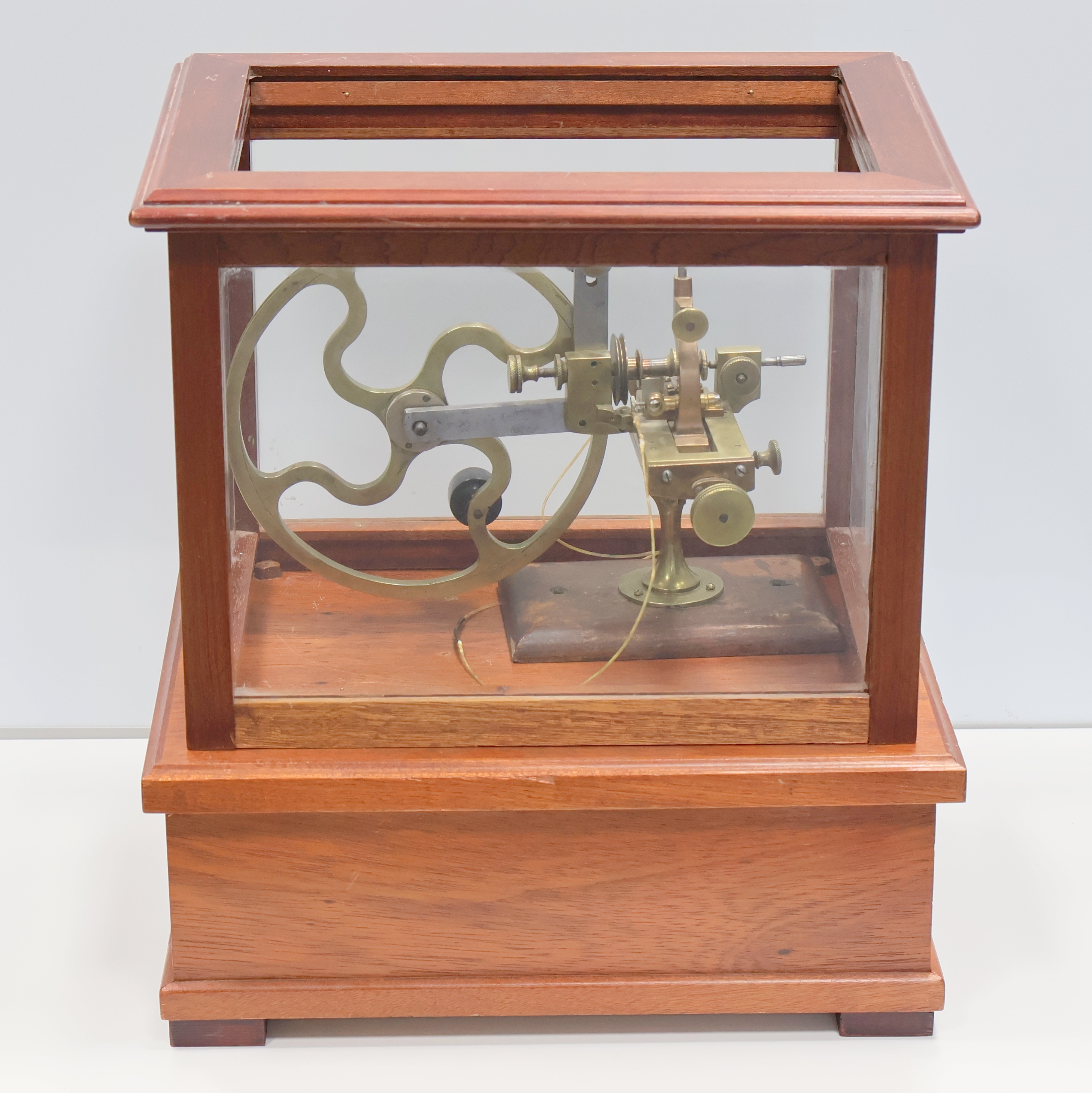 Detail f: Wälzmaschine mit aufwendigem späteren Glaskasten, um 1900, Messing-Maschine auf orig. Holzsockel, orig. Zubehör-Kasten m. Fräsern, Auflagen etc, ...