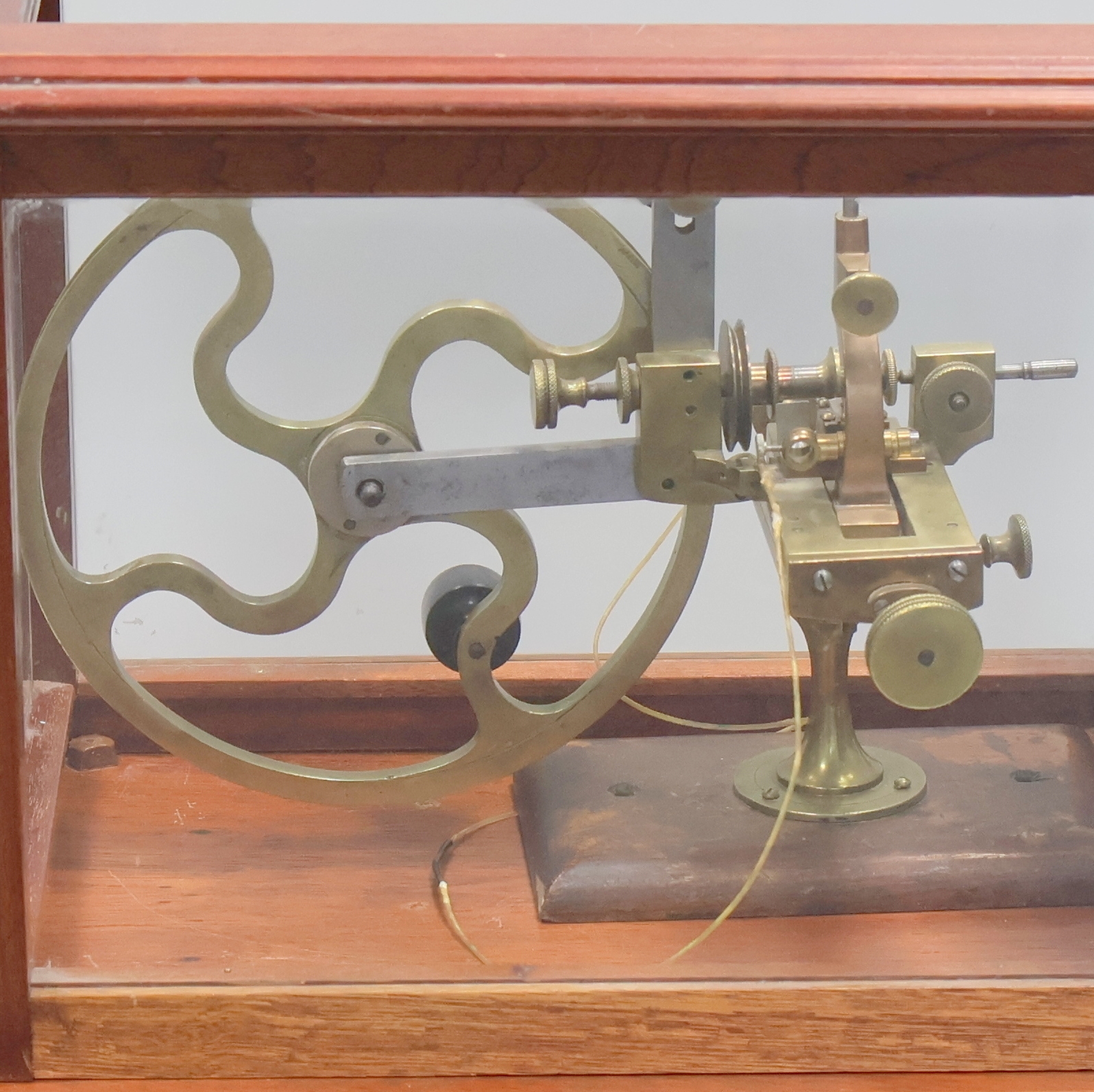 Detail g: Wälzmaschine mit aufwendigem späteren Glaskasten, um 1900, Messing-Maschine auf orig. Holzsockel, orig. Zubehör-Kasten m. Fräsern, Auflagen etc, ...