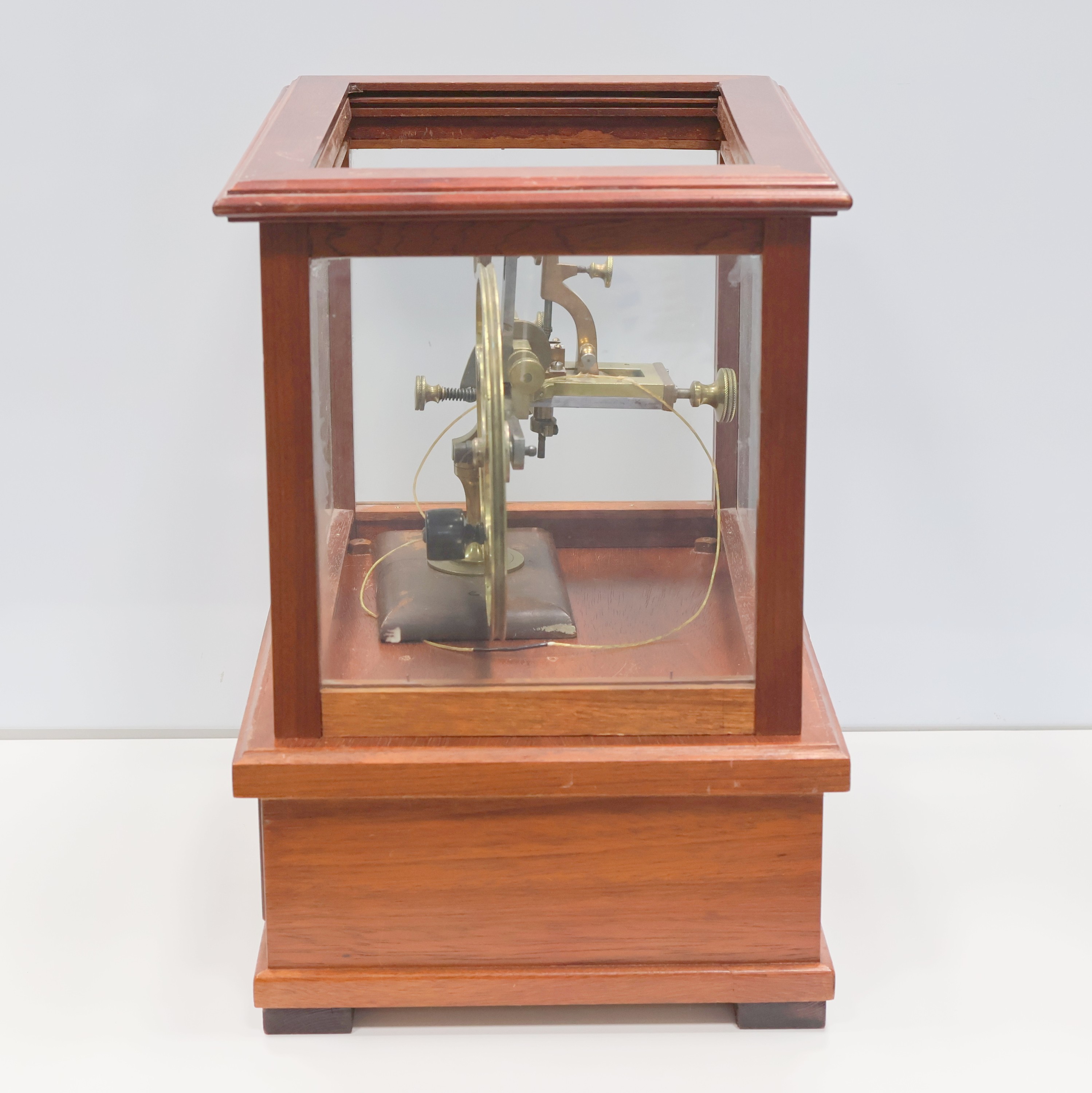 Detail h: Wälzmaschine mit aufwendigem späteren Glaskasten, um 1900, Messing-Maschine auf orig. Holzsockel, orig. Zubehör-Kasten m. Fräsern, Auflagen etc, ...