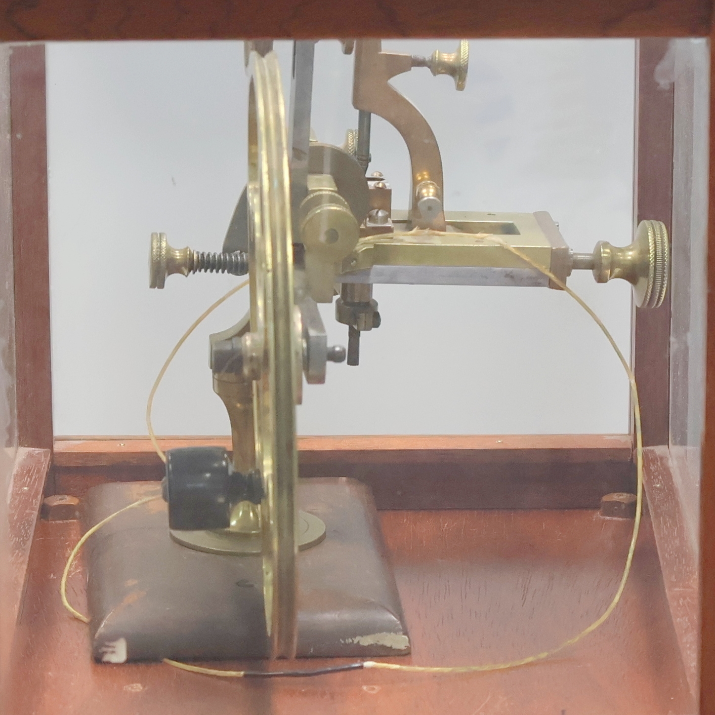 Detail i: Wälzmaschine mit aufwendigem späteren Glaskasten, um 1900, Messing-Maschine auf orig. Holzsockel, orig. Zubehör-Kasten m. Fräsern, Auflagen etc, ...