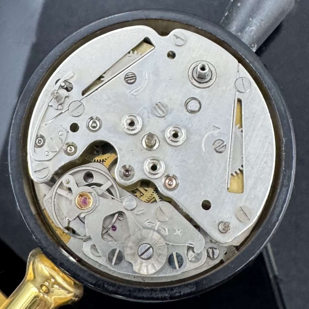 Detail d: Jaeger-LeCoultre Rue de la Paix vergoldete Tischuhr mit Wecker, Schweiz um 1960, vergoldeter Laternenfuß m. blauem Pariser Straßenschild, darüber ...