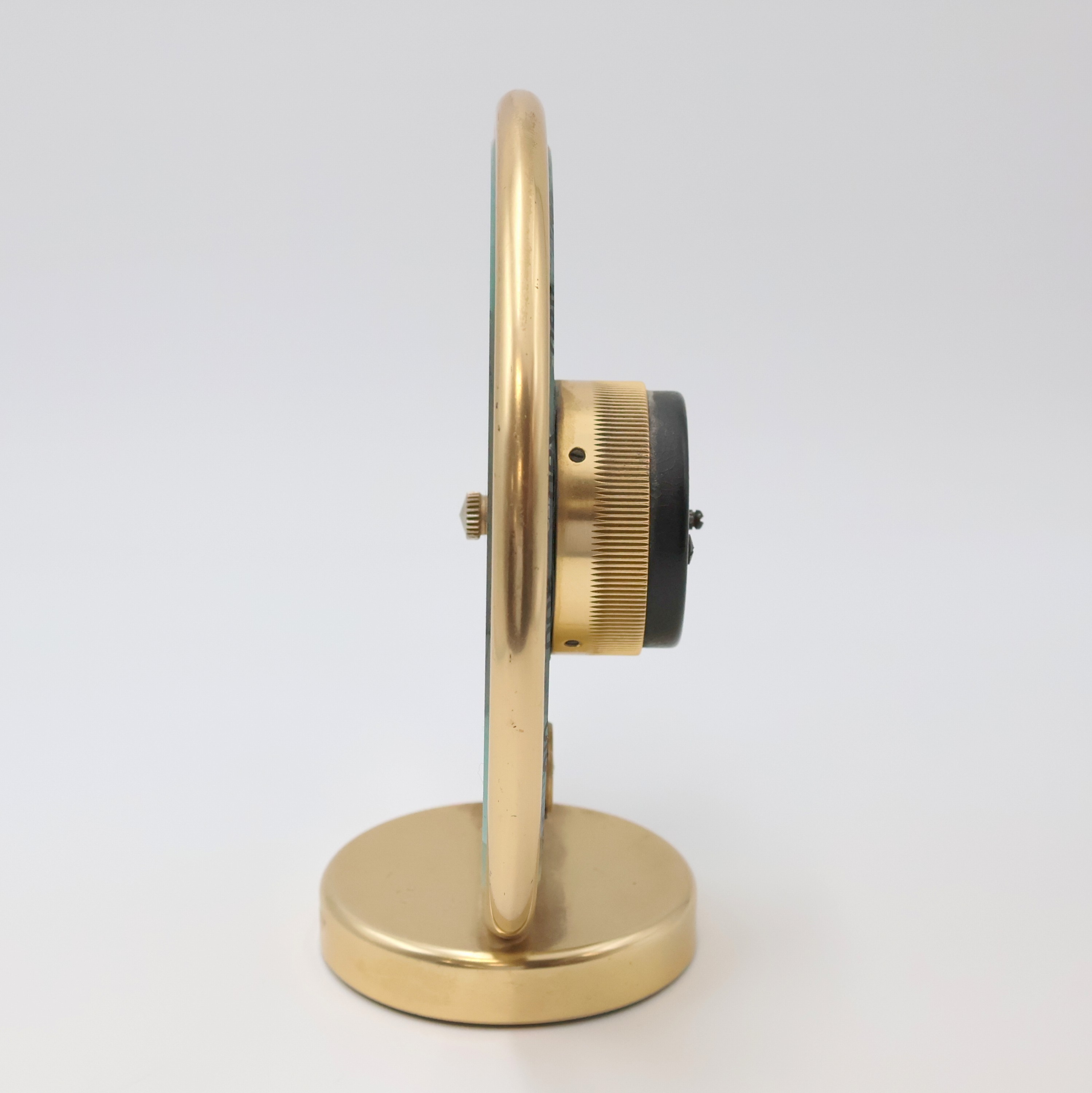 Detail a: JAEGER Wetterstation mit Glaszifferblatt, Frankreich um 1940, blass-gold eloxierter Aluminiumrahmen und Fuß, beids. facett-vergl. Barometer- u. ...