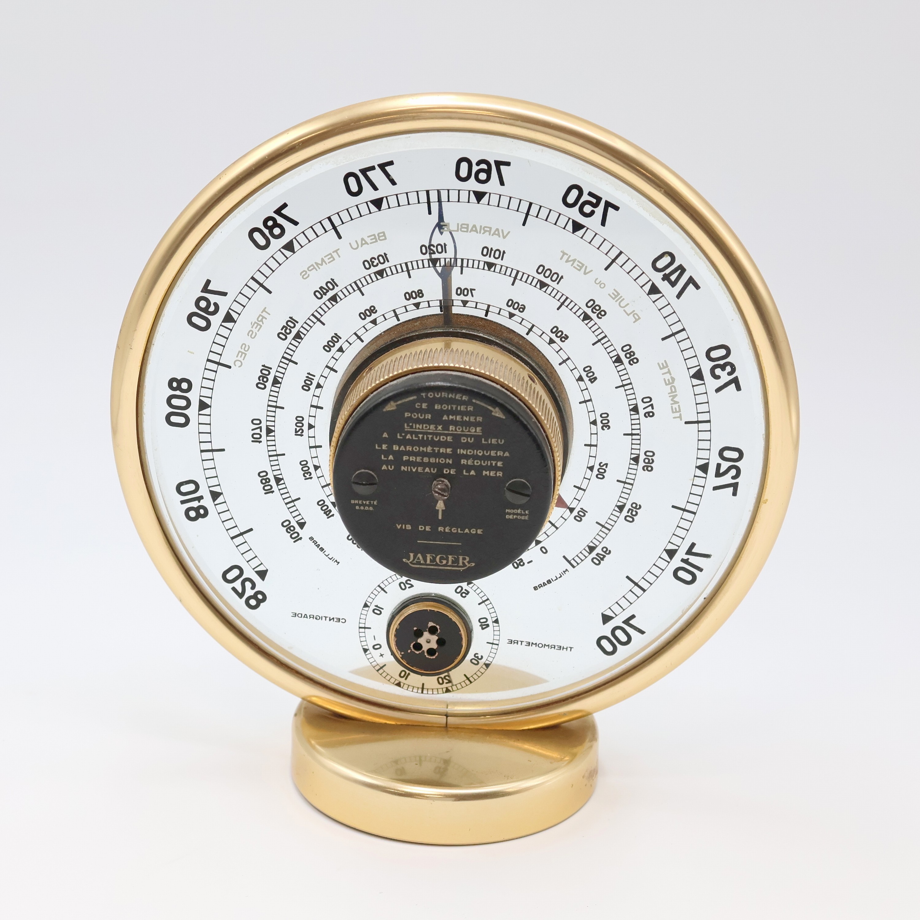 Detail b: JAEGER Wetterstation mit Glaszifferblatt, Frankreich um 1940, blass-gold eloxierter Aluminiumrahmen und Fuß, beids. facett-vergl. Barometer- u. ...