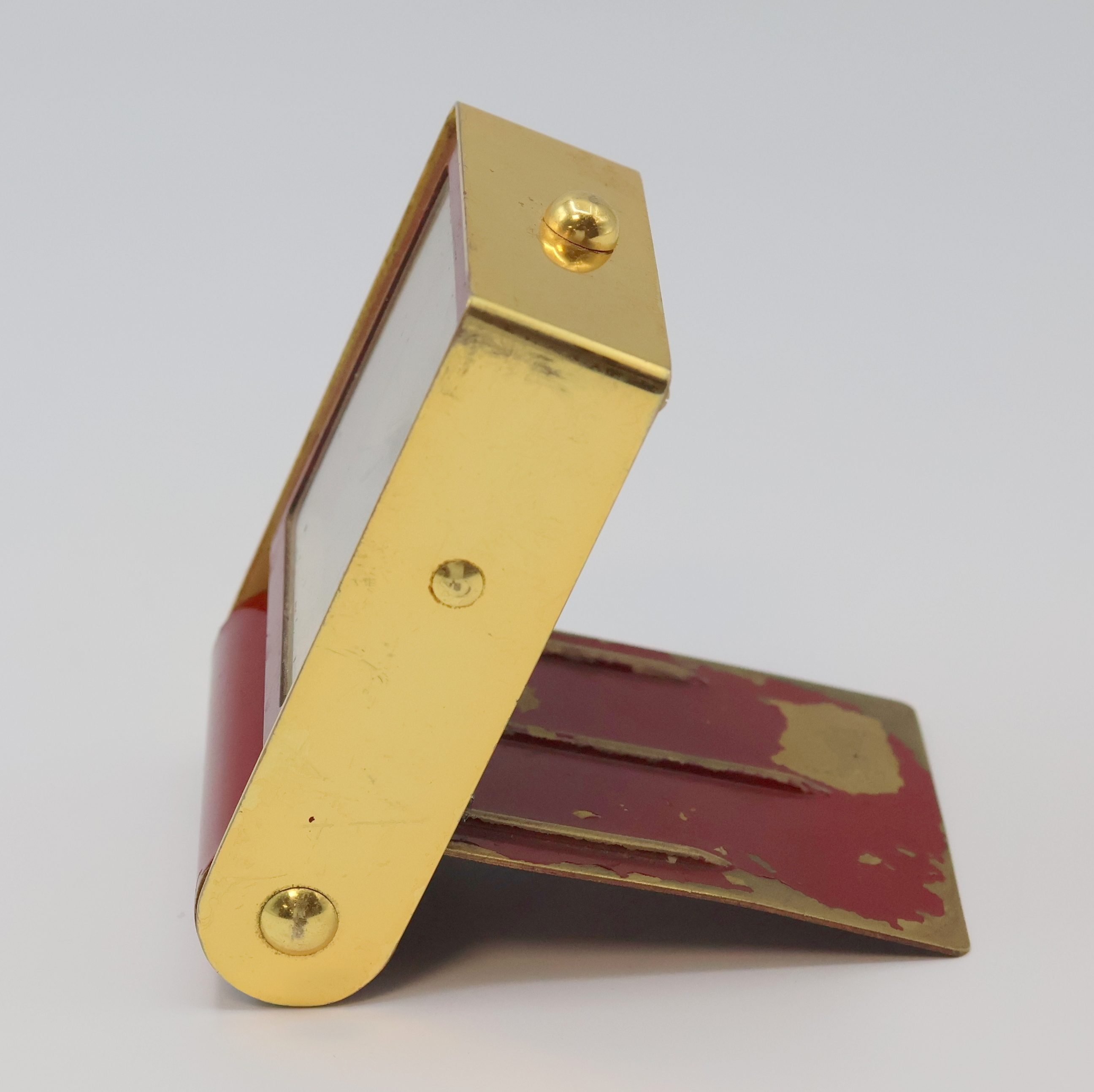 Detail a: JAEGER 2-Tage Reisewecker, Schweiz um 1960, rot lack. Messinggeh. ber., z. T. verg., aufstellbar durch Drehung des Glasschutzes, silb. ...
