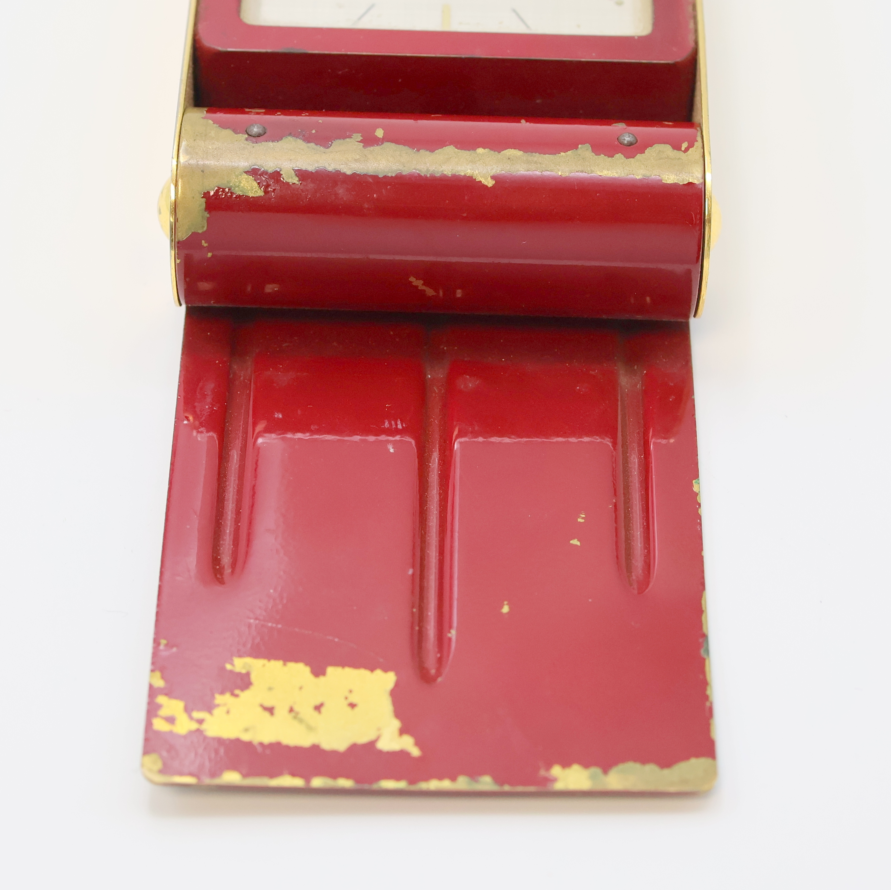 Detail c: JAEGER 2-Tage Reisewecker, Schweiz um 1960, rot lack. Messinggeh. ber., z. T. verg., aufstellbar durch Drehung des Glasschutzes, silb. ...
