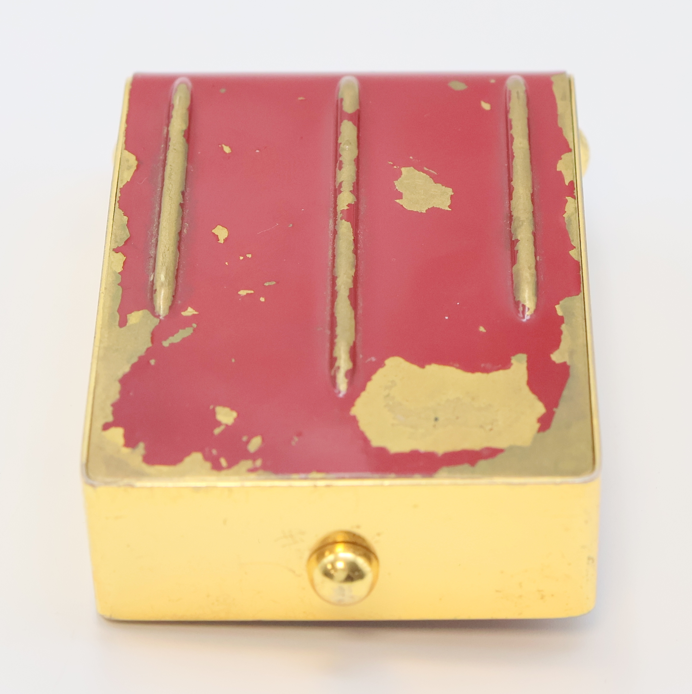 Detail d: JAEGER 2-Tage Reisewecker, Schweiz um 1960, rot lack. Messinggeh. ber., z. T. verg., aufstellbar durch Drehung des Glasschutzes, silb. ...