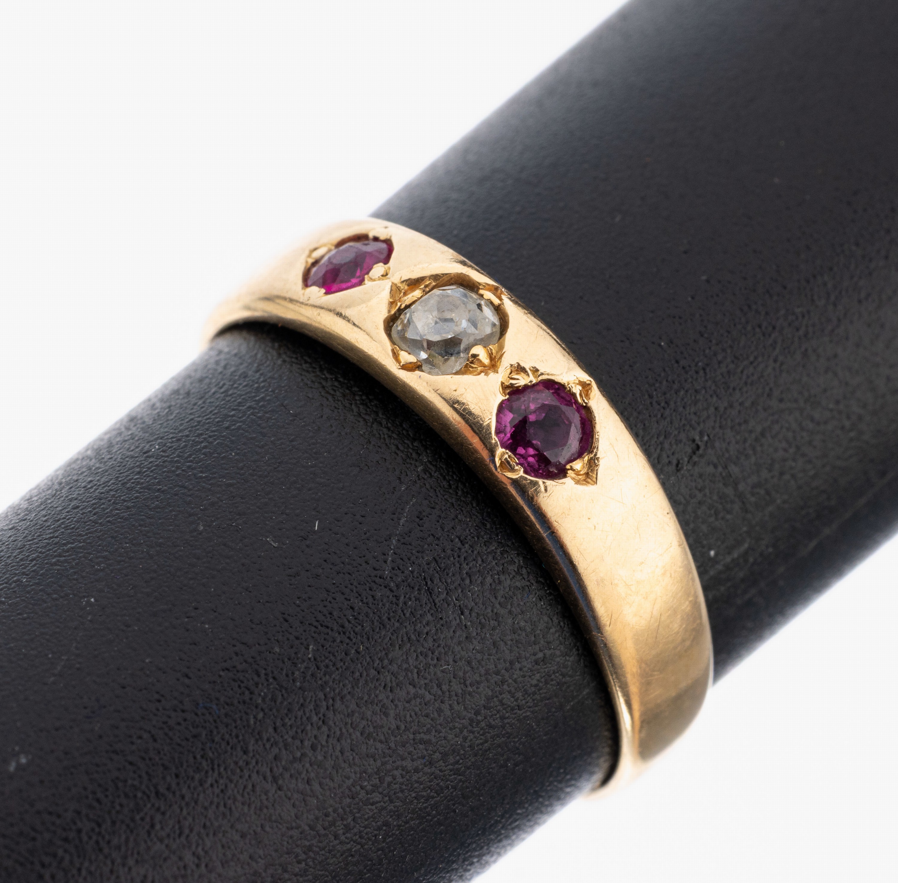14 kt Gold Diamant-Rubin-Ring, um 1900, GG 585/000, Altschliffdiamant ca. 0.10 ct Weiß/p1, 2 rundfacett. Rubine zus. ca. 0.10 ctct, RW 56, ca. 2.1 g