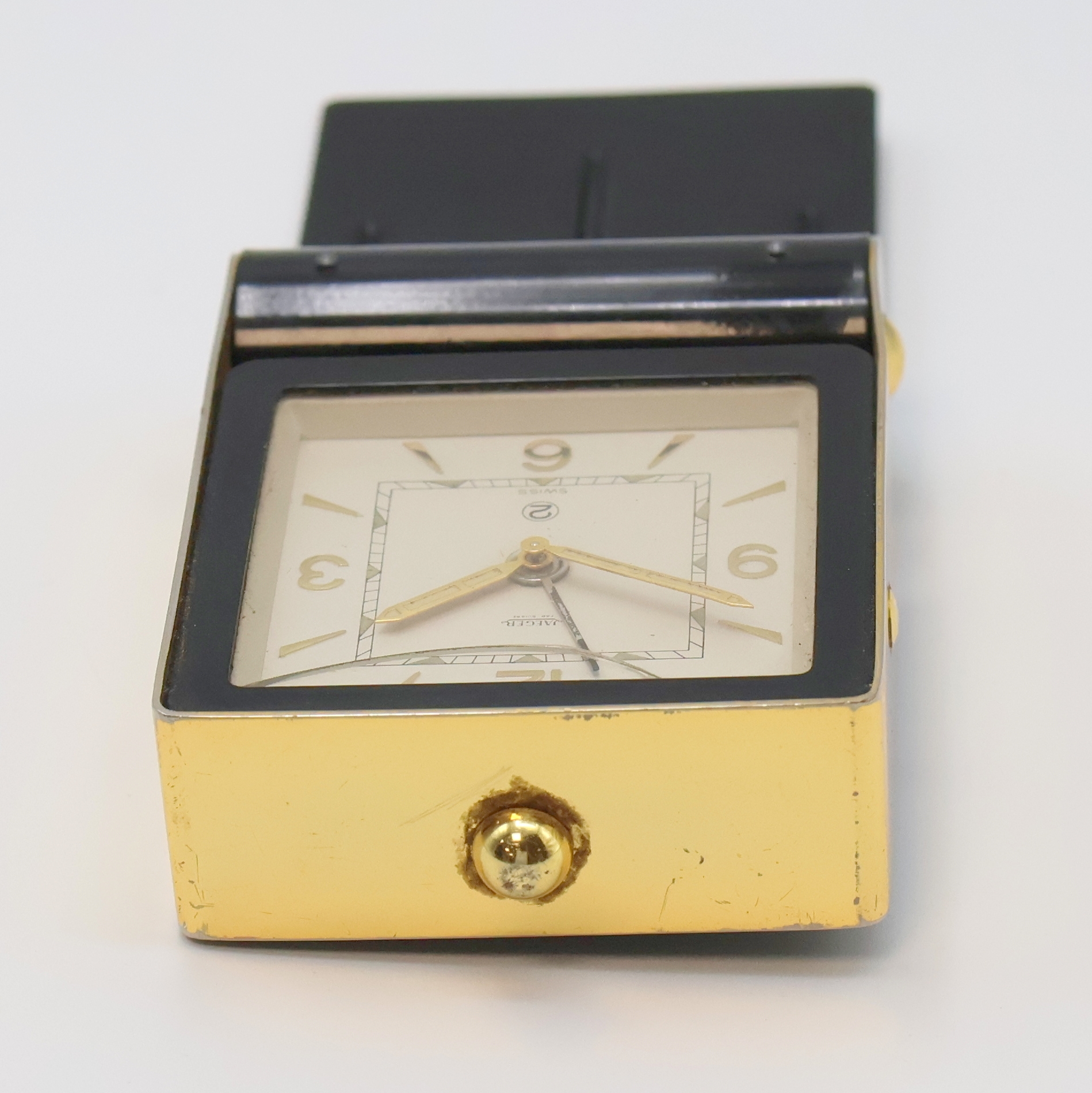 Detail b: JAEGER 2-Tage Reisewecker, Schweiz um 1950, Messinggeh. schwarz lack. berieb., z. T. verg., aufstellbar durch Drehung des Glasschutzes, silb. ...