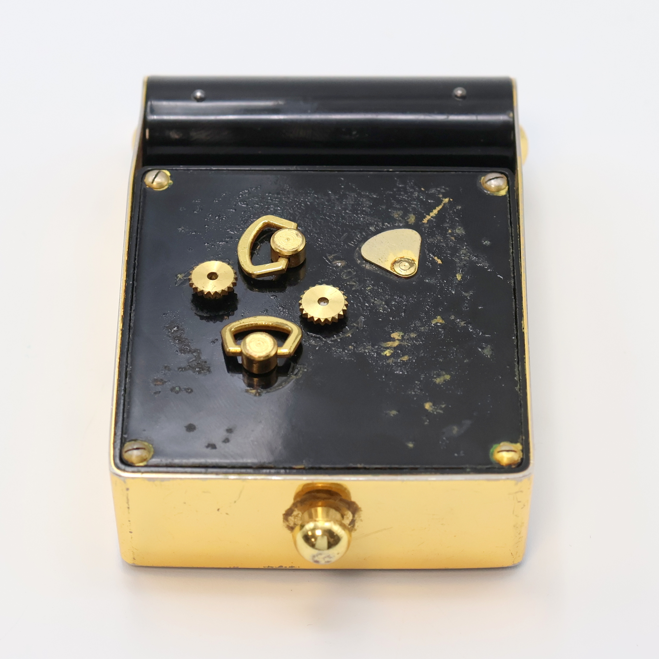 Detail e: JAEGER 2-Tage Reisewecker, Schweiz um 1950, Messinggeh. schwarz lack. berieb., z. T. verg., aufstellbar durch Drehung des Glasschutzes, silb. ...