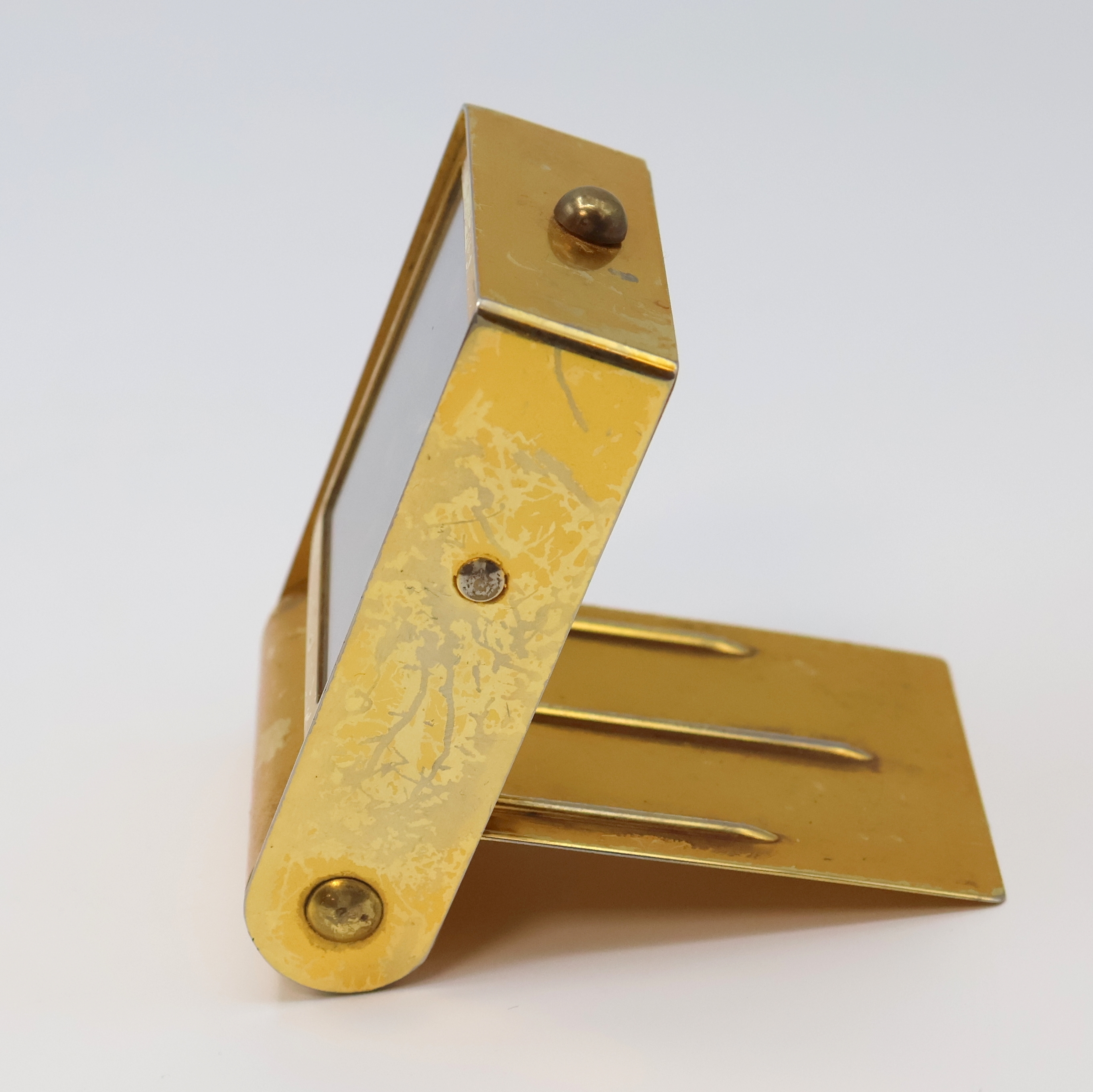 Detail b: JAEGER 2-Tage Reisewecker, Schweiz um 1940, verg. Metallgeh. berieb., aufstellbar durch Drehung des Glasschutzes, rotgold. Zifferbl. pat., arab. ...