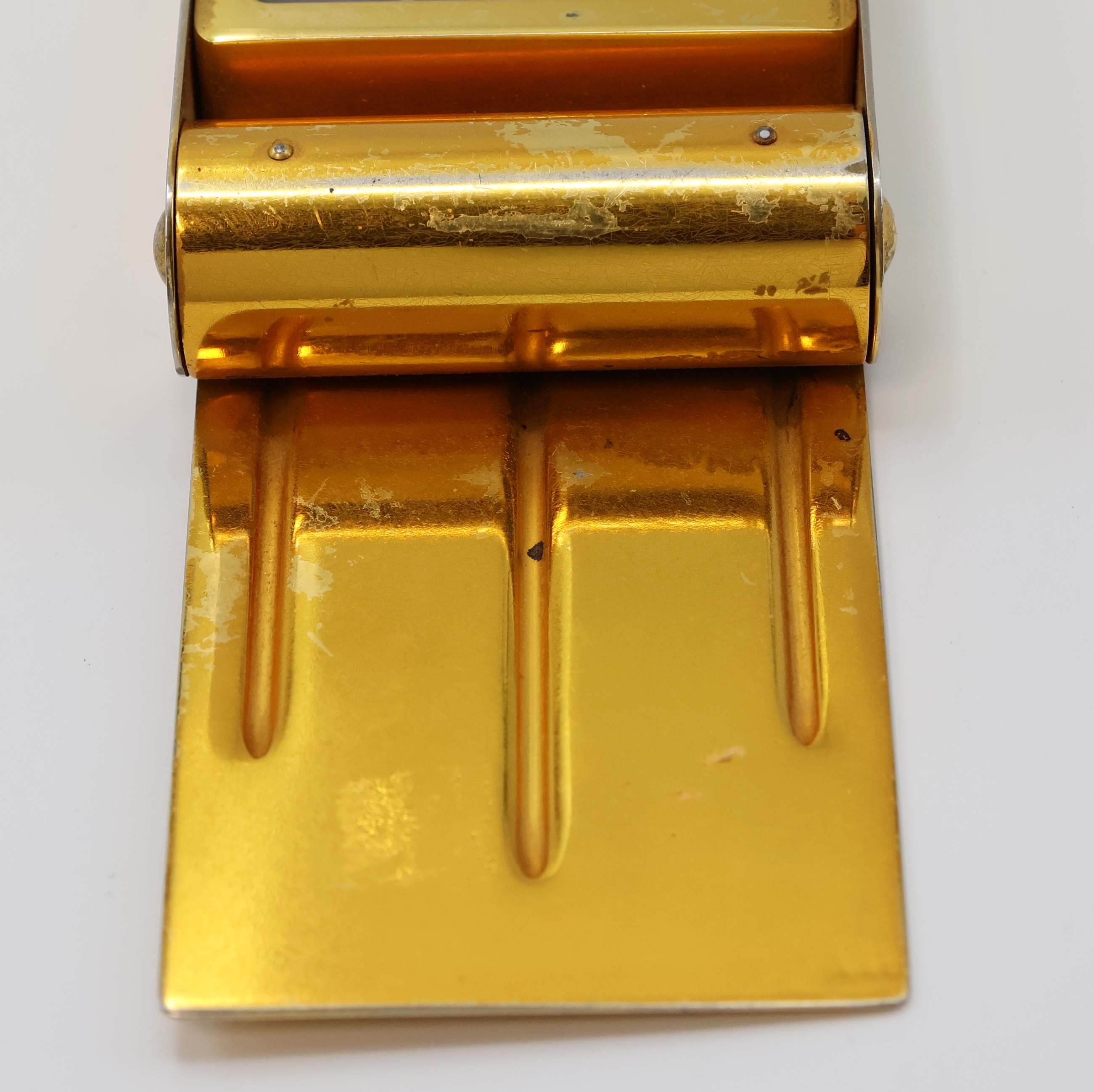 Detail d: JAEGER 2-Tage Reisewecker, Schweiz um 1940, verg. Metallgeh. berieb., aufstellbar durch Drehung des Glasschutzes, rotgold. Zifferbl. pat., arab. ...