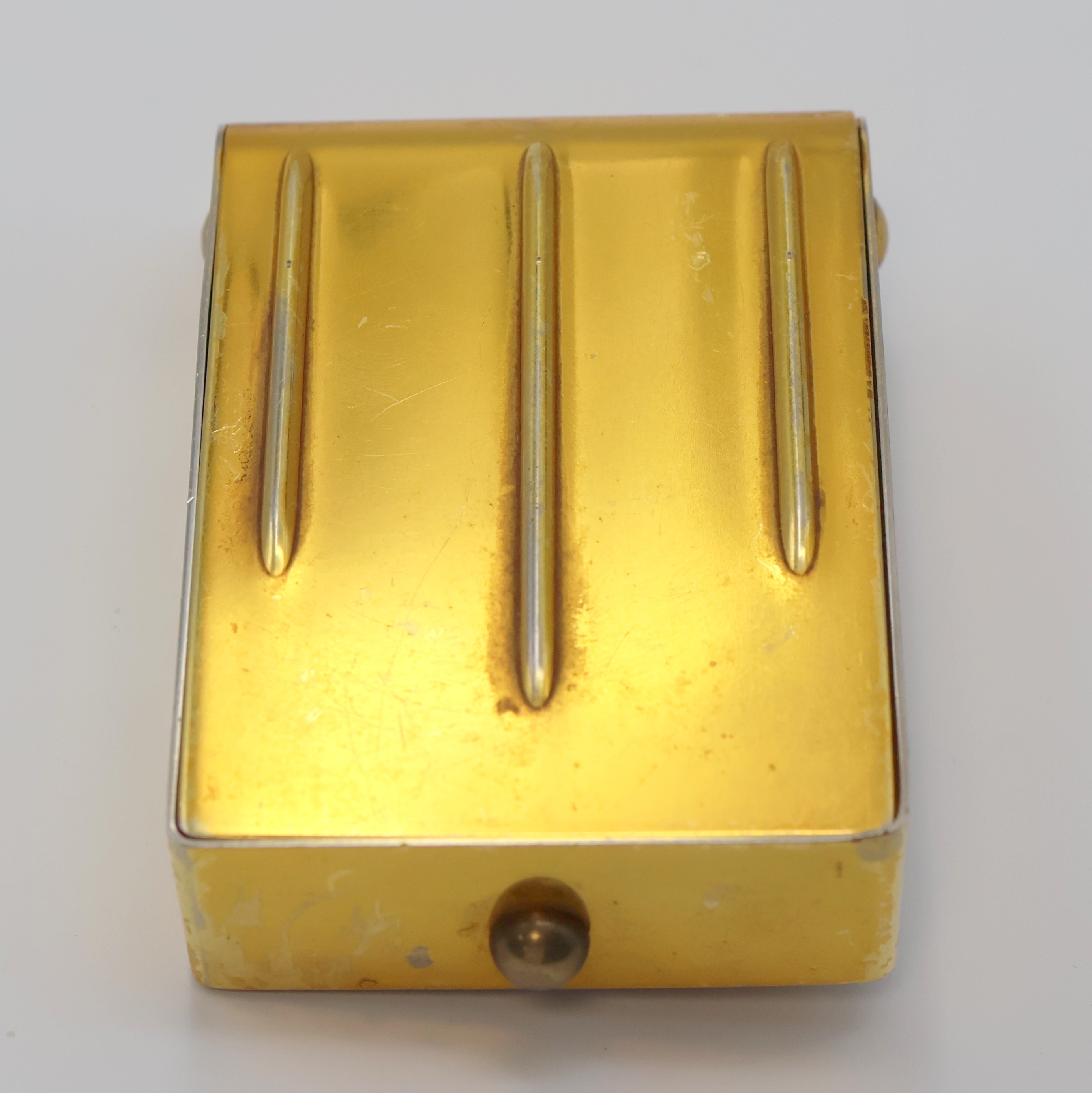 Detail e: JAEGER 2-Tage Reisewecker, Schweiz um 1940, verg. Metallgeh. berieb., aufstellbar durch Drehung des Glasschutzes, rotgold. Zifferbl. pat., arab. ...