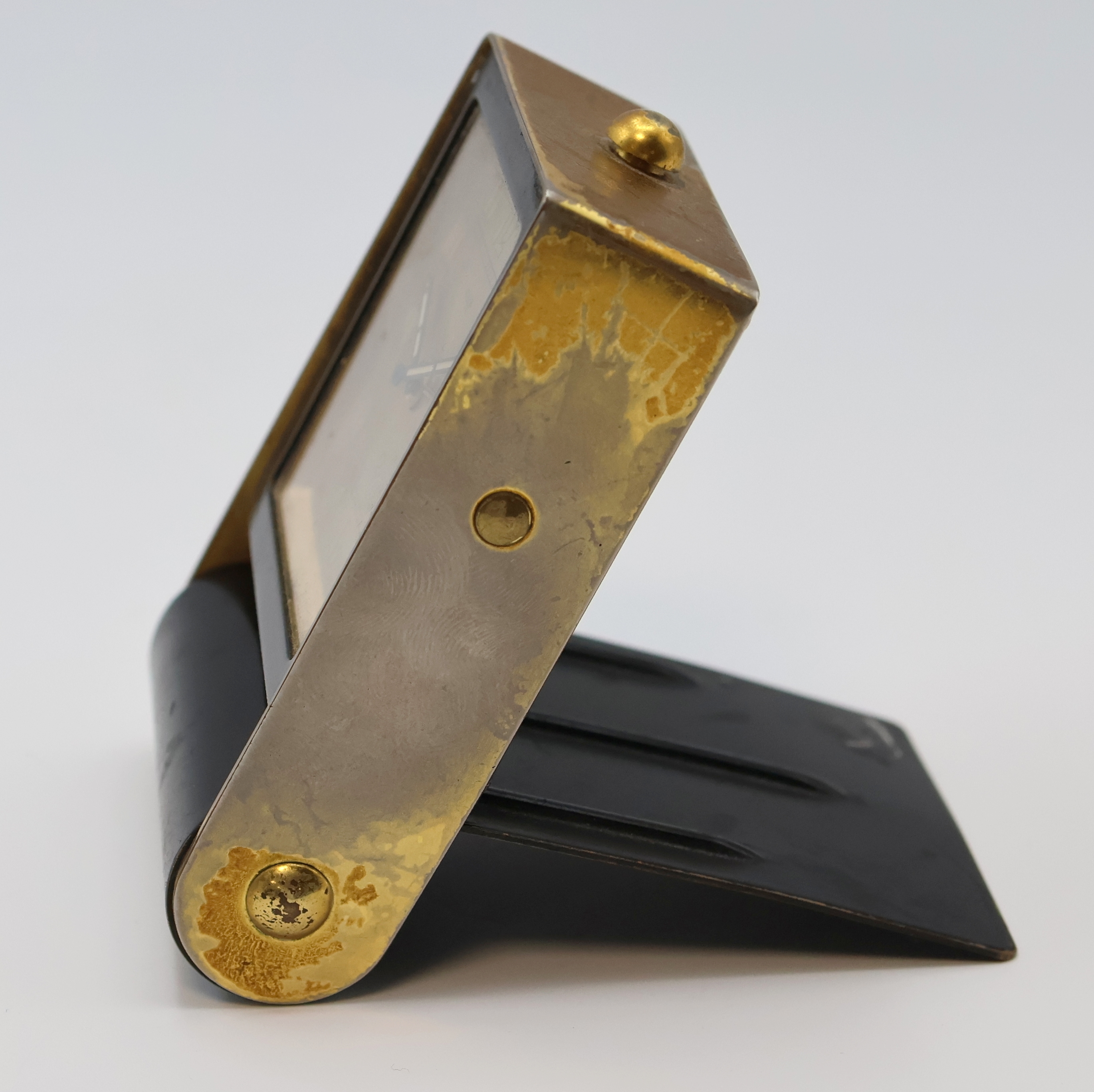 Detail a: JAEGER 2-Tage Reisewecker, Schweiz um 1940, schwarz lack. Metallgeh. berieb., aufstellbar durch Drehung des Glasschutzes, gold. Zifferbl., arab. ...