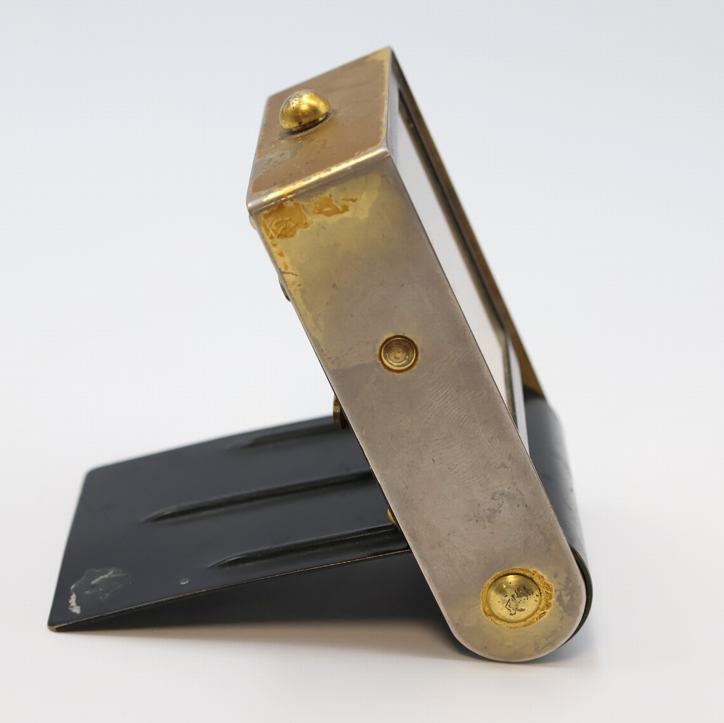 Detail b: JAEGER 2-Tage Reisewecker, Schweiz um 1940, schwarz lack. Metallgeh. berieb., aufstellbar durch Drehung des Glasschutzes, gold. Zifferbl., arab. ...
