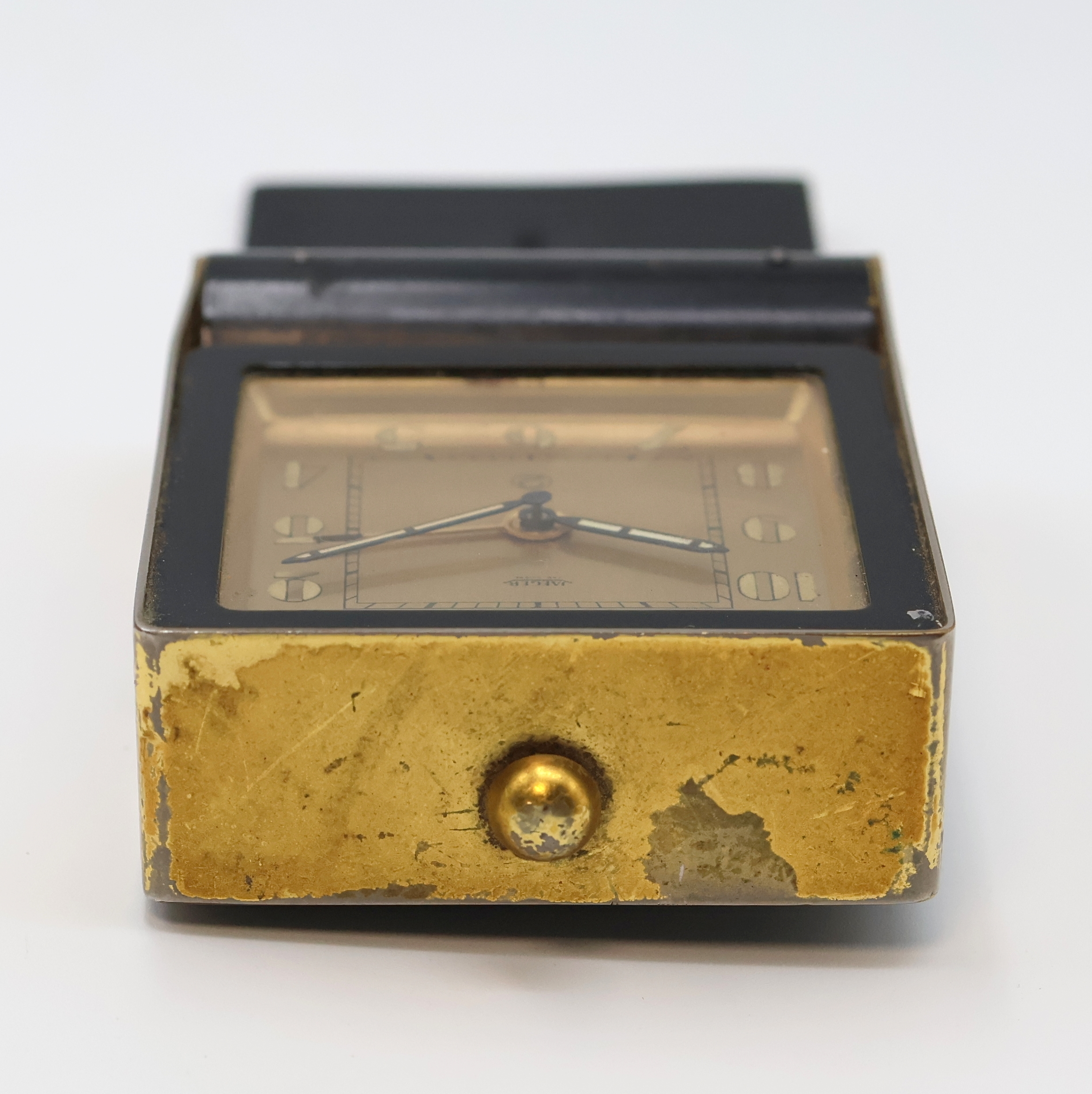 Detail c: JAEGER 2-Tage Reisewecker, Schweiz um 1940, schwarz lack. Metallgeh. berieb., aufstellbar durch Drehung des Glasschutzes, gold. Zifferbl., arab. ...
