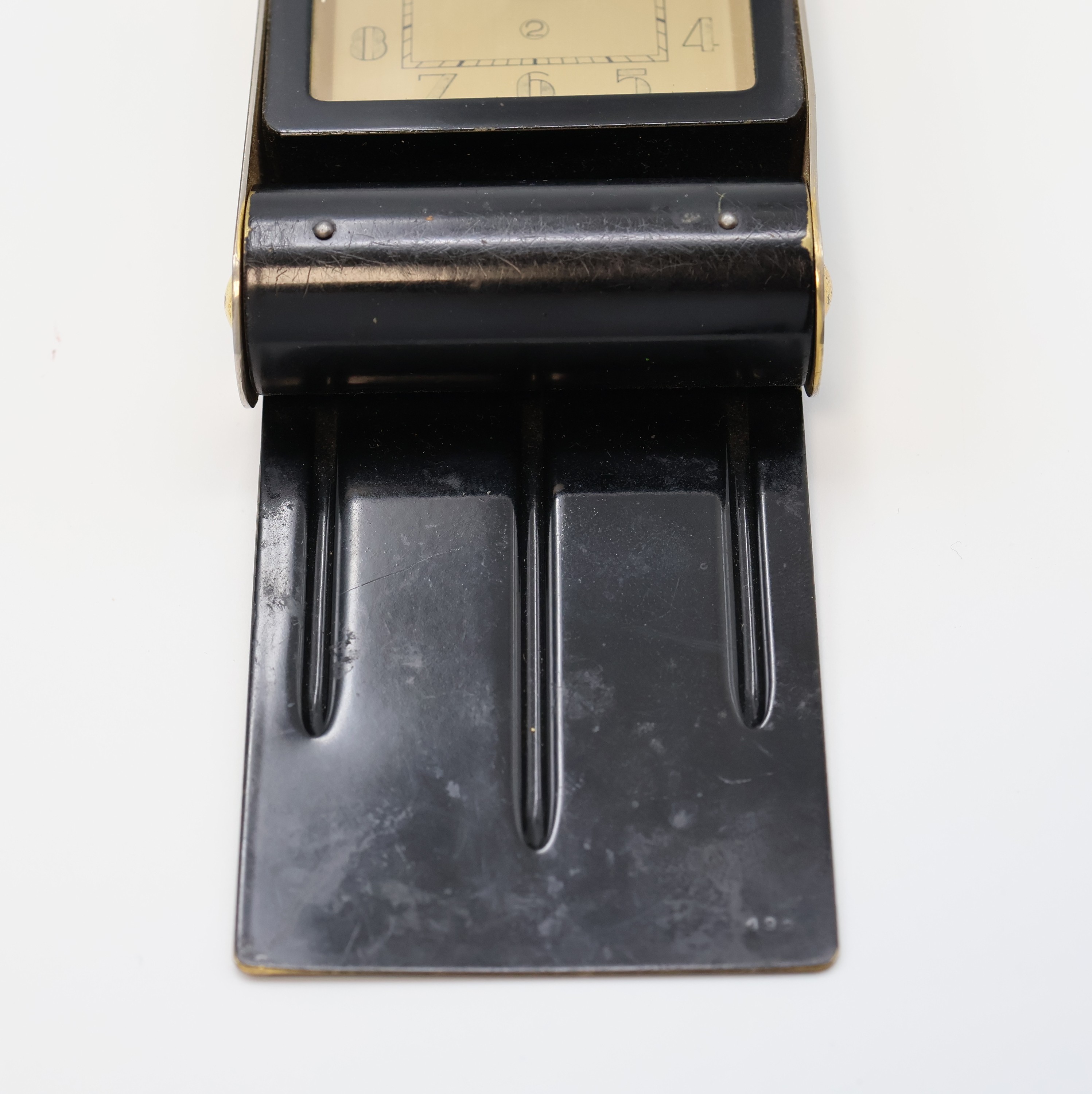 Detail d: JAEGER 2-Tage Reisewecker, Schweiz um 1940, schwarz lack. Metallgeh. berieb., aufstellbar durch Drehung des Glasschutzes, gold. Zifferbl., arab. ...