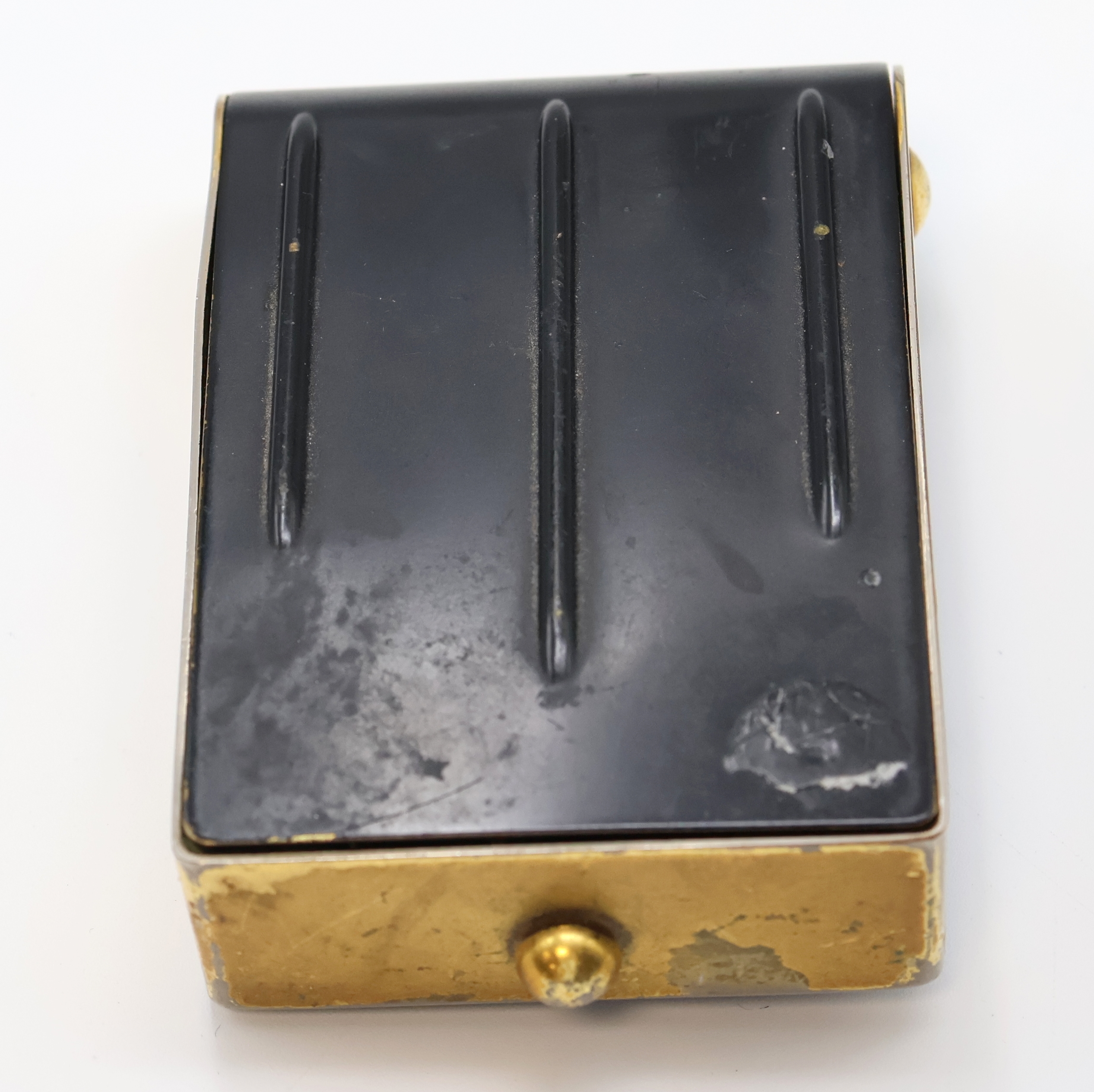 Detail e: JAEGER 2-Tage Reisewecker, Schweiz um 1940, schwarz lack. Metallgeh. berieb., aufstellbar durch Drehung des Glasschutzes, gold. Zifferbl., arab. ...