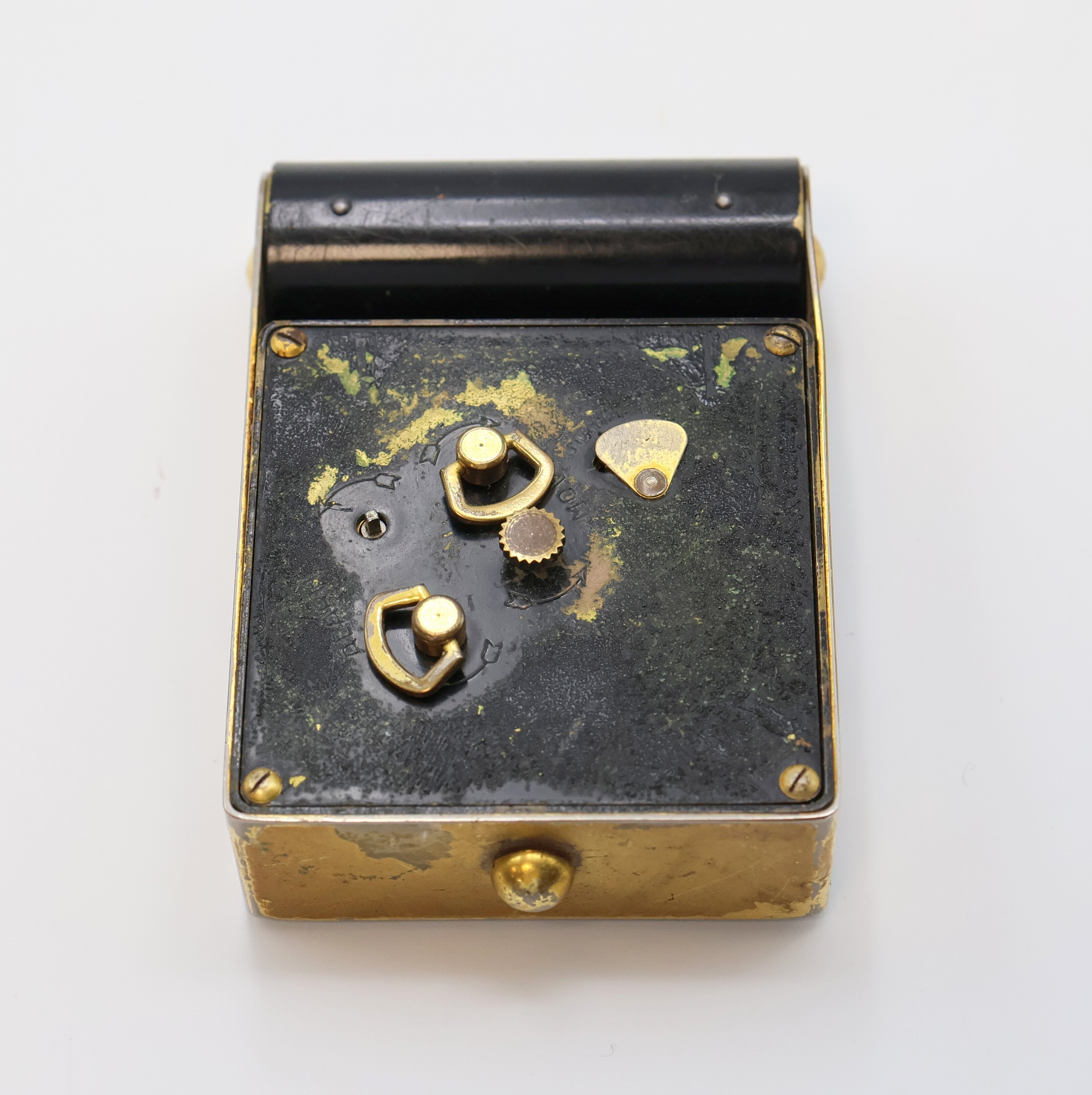 Detail f: JAEGER 2-Tage Reisewecker, Schweiz um 1940, schwarz lack. Metallgeh. berieb., aufstellbar durch Drehung des Glasschutzes, gold. Zifferbl., arab. ...