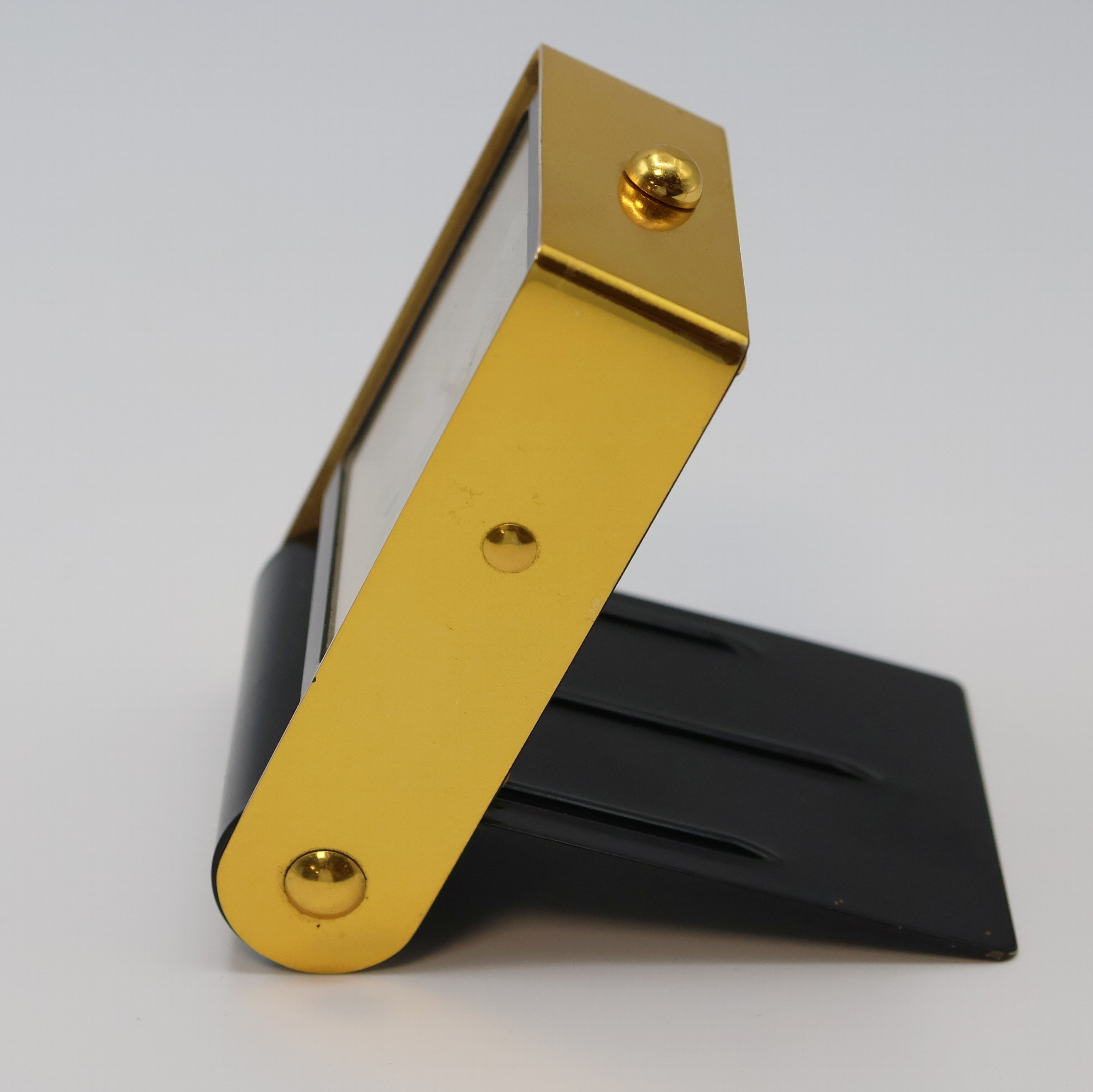 Detail a: JAEGER 2-Tage Reisewecker, Schweiz um 1950, schwarz lack. Geh., z. T. verg., aufstellbar durch Drehung des Glasschutzes, silb. Zifferbl., gold. ...