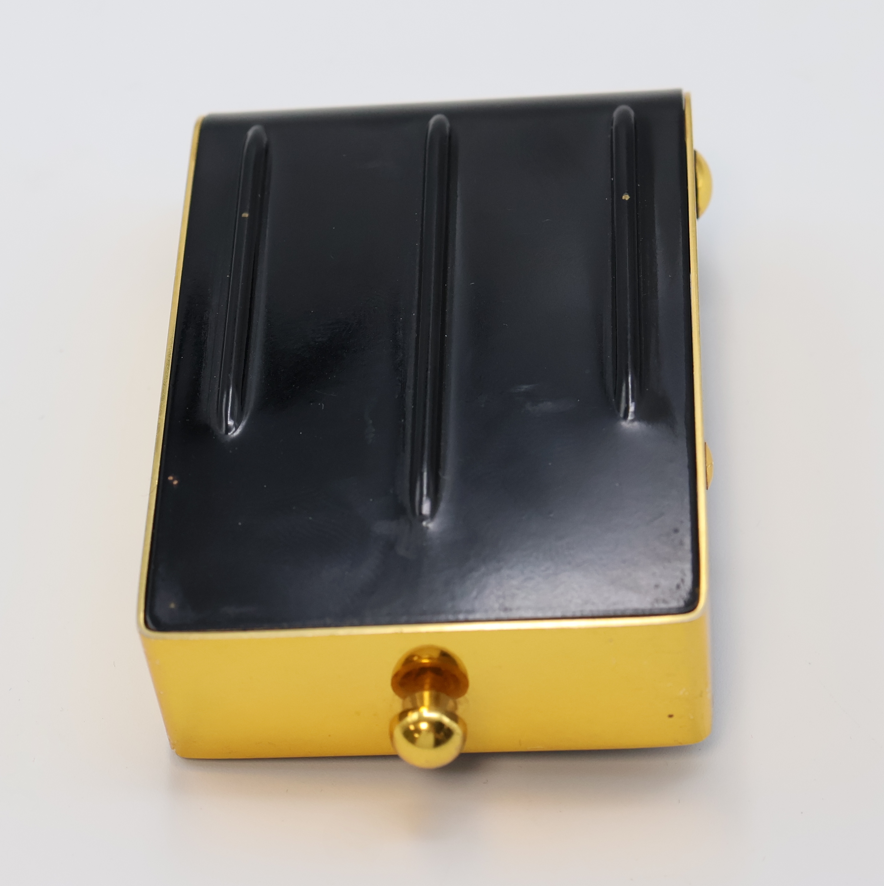 Detail e: JAEGER 2-Tage Reisewecker, Schweiz um 1950, schwarz lack. Geh., z. T. verg., aufstellbar durch Drehung des Glasschutzes, silb. Zifferbl., gold. ...